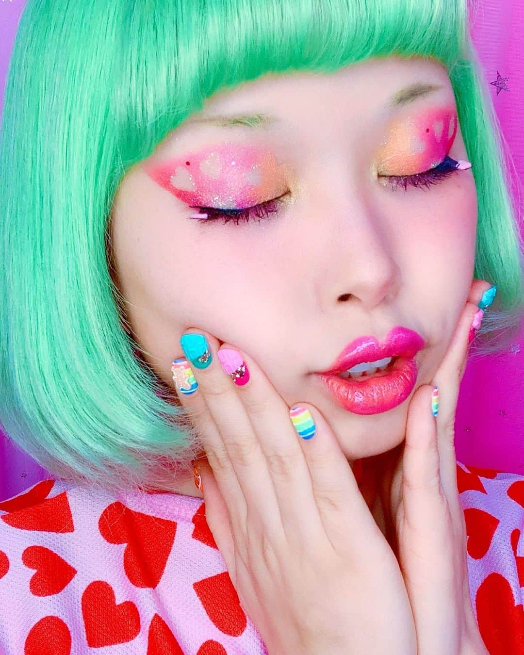 紅林大空さんのインスタグラム写真 - (紅林大空Instagram)「💘🍫🧸 #valentinesmakeup  ⋆ 突然の体調不良ですこしお休みしていました。 6年ぶりの夜間救急…🚑たぶん6年前と同じ先生にお世話になっちゃった気がする😂(グロッキーすぎて曖昧)  あっというまに回復して今は元気です😊🌈  カワイイ❤️ハートのメイクは 明日くらいにYouTubeにアップ予定です！ おたのしみに〜🦒✨  (手の甲がくすんで見える🤚のは、まさかのアザですw 修正で消せなくてごめんね😢💦)  #バレンタインメイク #ハートメイク #kawaiimakeup #colorfulmakeup #cutemakeup #harajukufashion #jfashion #valentinesday #カラフルメイク #くれちゃんねる #kurechannel」2月10日 21時02分 - kurebayashiii