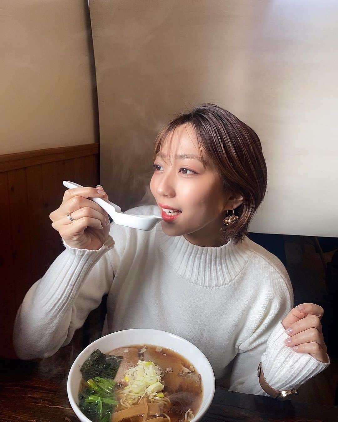 小川奏さんのインスタグラム写真 - (小川奏Instagram)「ラーメンは醤油が好き🍜﻿ ﻿ ミスオブミス3日目﻿ 14日まで投票お願い致します🤲🏻﻿ ﻿ 今回は投票期間が短いので﻿ より投票が重要となってきます！﻿ お一人お一人お手数ですが、奏ポチお願いしたいです！  ①QRコードの画面をスクショ！保存！ ②LINEのQRコードで読み込み！ ③投票する！  #ミスオブミス2021 #ミスオブミス #mom2021 #ミスコン #ショートヘア #ショートカット #ショートスタイル #ヘアアレンジ #ヘアスタイル #白コーデ #白ニット #ラーメン #ラーメン好きな人と繋がりたい #グルメ #グルメ女子 #グルメスタグラム」2月10日 21時04分 - kana_missg2020