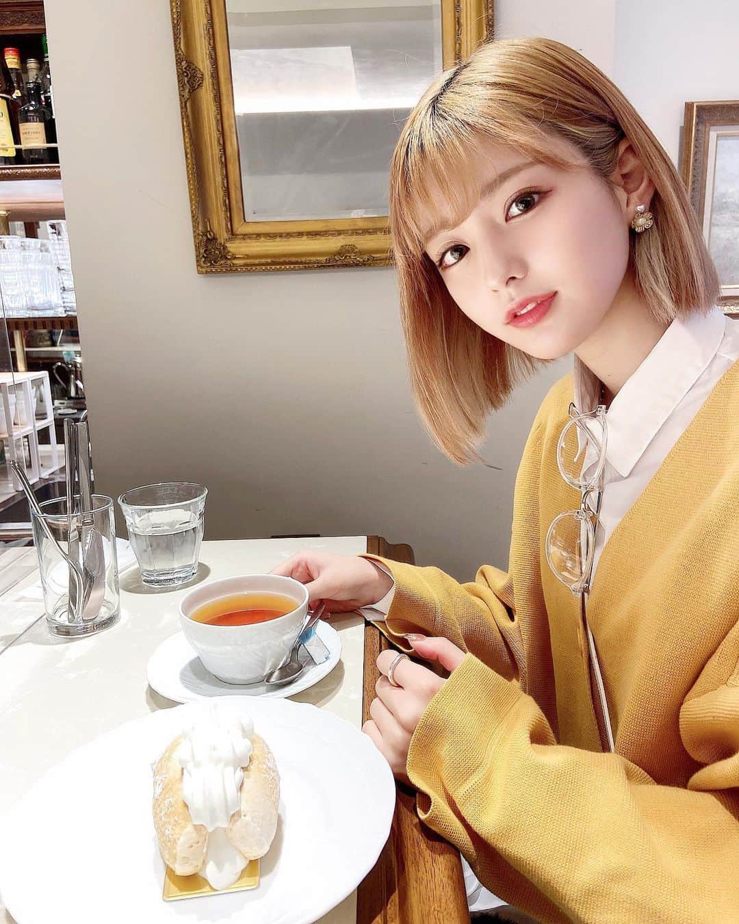 sarimaru(国木田さりまる)のインスタグラム：「メレンゲふわふわの生クリームたっぷりのデザート食べた🍰 紅茶ならダージリンが好き☕︎」