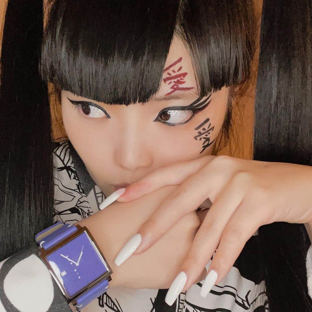 森山穂乃香のインスタグラム：「⌚️ @nomonday_jp  Toward a long-awaited weekend✨ 楽しい週末が終わり、月曜日。そしてまた楽しい週末に向けて1週間が始まります。充実した毎日でありますように。 がコンセプトなんだって✨素敵だっ🤍✨  ポップなカラーの腕時計💜 ネイルと一緒で手元は自分の視野に入る場所だから✨ インスピレーションが湧いたり気持ちがワクワクするものを 身につけるようにしてるよ☺️👍🏻✨  @nomonday_jp の腕時計 クーポンコード『honokbd172』 使用で本日より一年間10% オフになるよ！是非使ってみてね！  #nomonday #ノーマンデー #時計 #腕時計 #バレンタイン #手元倶楽部」
