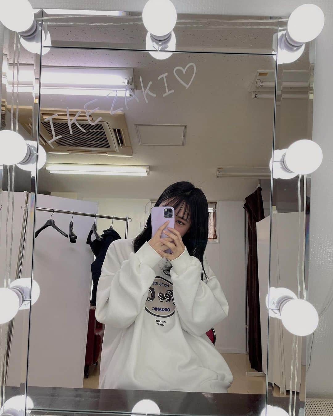 山田寿々のインスタグラム：「﻿ 2年ぐらいずーっとお世話になってます😭🔥🔥﻿ ﻿ 大事な撮影の日、卒業発表する冠ライブの日、﻿ 卒業公演の日、絶対ここに来てました🥺🖤﻿ ﻿ 顔の歪みも気にならなくなるし、顔もシュッとして、﻿ そして、何より池崎さんがいつもお優しくて行く度に可愛くなったね！って言ってくださるのが嬉しいです😆！！笑﻿ 　﻿ いつもありがとうございます🥰﻿ ここで写真撮るの光もあるし好きです📸笑 ﻿ #美容鍼 #美容鍼大阪 #小顔矯正 #IKEZAKI鍼灸院」