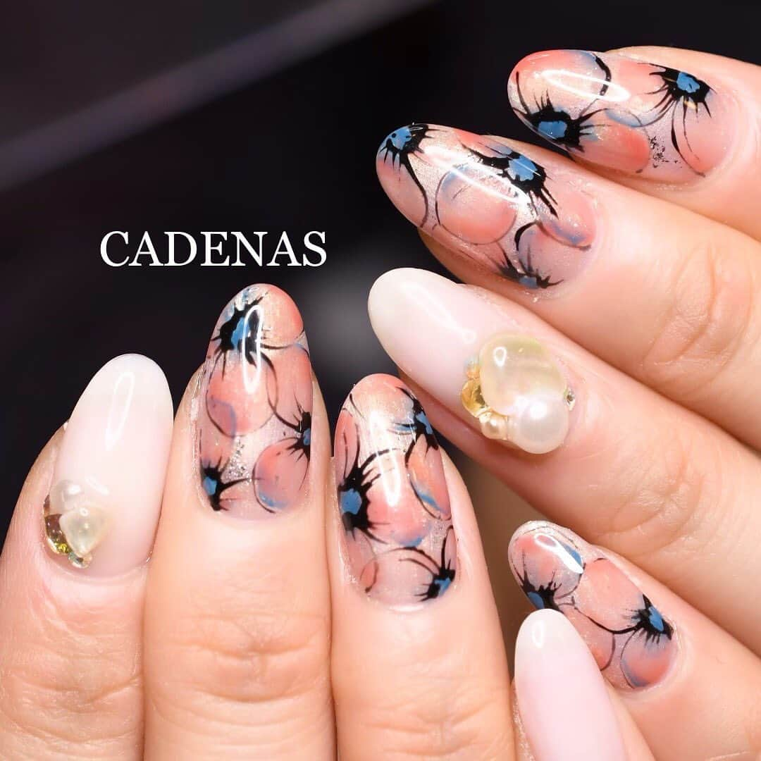 Yuka Maeda ::manicurelistさんのインスタグラム写真 - (Yuka Maeda ::manicurelistInstagram)「new 😍 . . Salon data▼ ＝＝＝＝＝＝＝＝＝＝＝＝＝＝＝＝＝＝＝＝ . CADENAS -nail eyelash salon- ●Nail artist  @yuka.maeda  @yuki_cadenas ●eyelash　@cadenaseyelash  ゲストに愛と感動を…♡ . 【 LINE ＠cadenas 】 ご予約/お問い合わせはLINEよりお気軽に🤲 ▶︎▶︎#cadenasnail デザインアップしてます♡  price…★⭐︎Instagram特別キャンペーン中⭐︎★ . 「インスタ見たよ👀」と LINEからご予約で特別プライス7500円！！ . ※ご新規様限定 ※キャラクターや特殊なエレメント等のみ 別途料金いただく場合ございます🙇🏻‍♀️ . . price…初回8000円（オフ込み） access…大阪市北区堂山町16-1  中崎町駅  徒歩5分 /  梅田駅  徒歩6分 . tel… 06-4792-8617 ＝＝＝＝＝＝＝＝＝＝＝＝＝＝＝＝＝＝＝＝ . . .  #中崎町ネイルサロン #梅田ネイルサロン #大阪ネイルサロン #関西ネイルサロン #インスタネイル #instanails #instanail #トレンドネイル #ネイルサンプル #フラワーデザイン  #ネイルブック #Flowerネイル #ネイルチェンジ #今月のネイル #にゅーねいる #冬ネイル #パールネイル  #ネイル大好き #オレンジネイル #ネイル部 #女子力向上委員会 #女子力 #女子力ネイル #パールネイル #rednails  #ニューネイル  #ナノソル #ナノソルcc  #ナノソル販売店大阪」2月10日 21時07分 - yuka.maeda