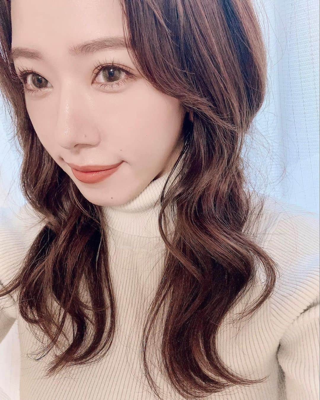 上地雅弥 MURUAのインスタグラム：「涙袋用に買ったクリームシャドウが良い感じ🥺♡ 白浮きしてほしくないけど自然にプクッとして見せたいというワガママ🤣 . 使ってるシャドーは、#ETVOS のミネラルアイバーム シャンパンアイボリー🍾 色味が上品で可愛いなぁ。。 . . #murua #murua_official #murua_by_staff」