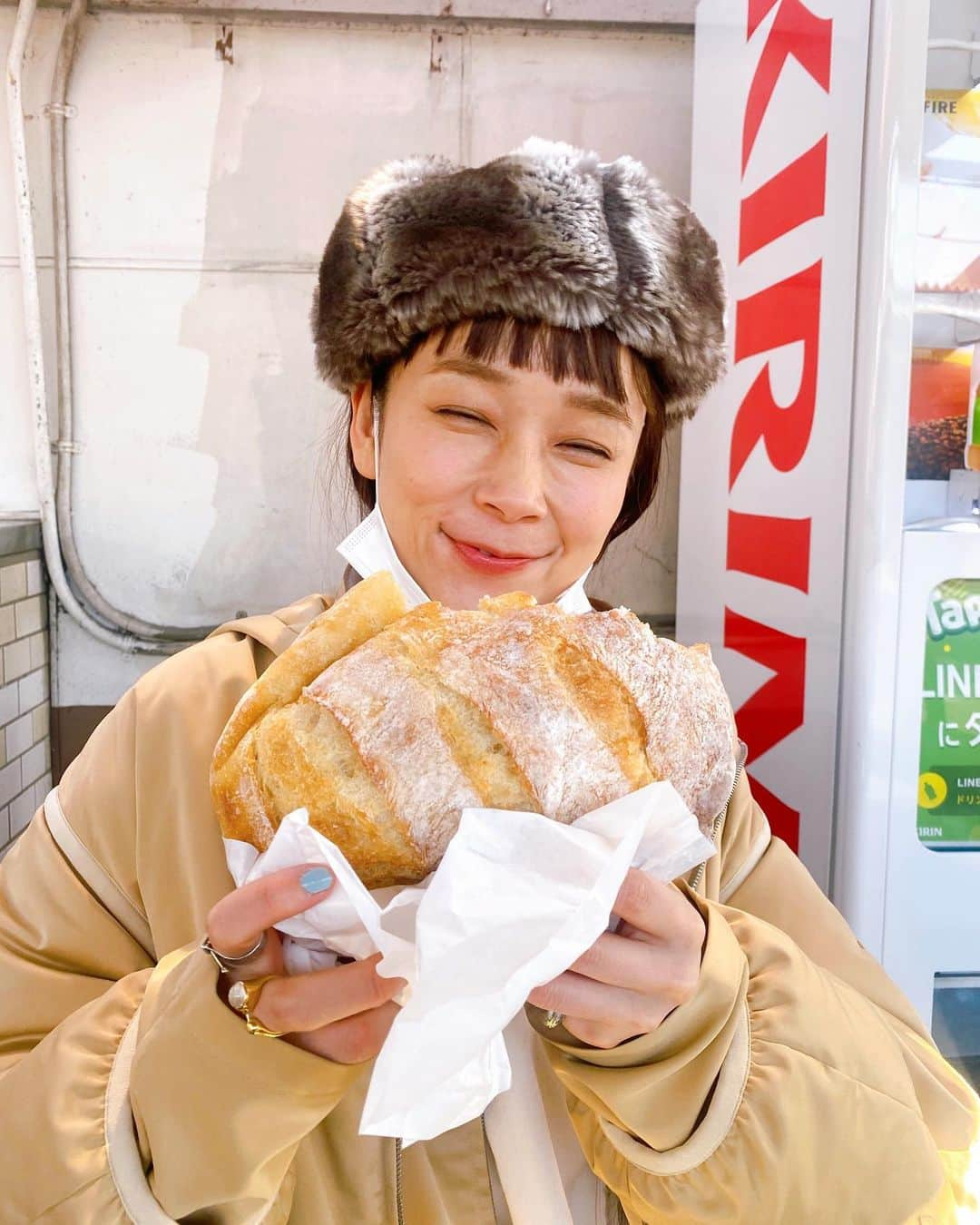 山野ゆりのインスタグラム：「パンの差し入れ頂きました🍞しかも大好きな @baguetterabbit バゲラビのブール🥺🥺✨✨😍😍  んんんまあーーーーい😍😍  #バゲットラビット#ブール#パン#幸せ#🍞」