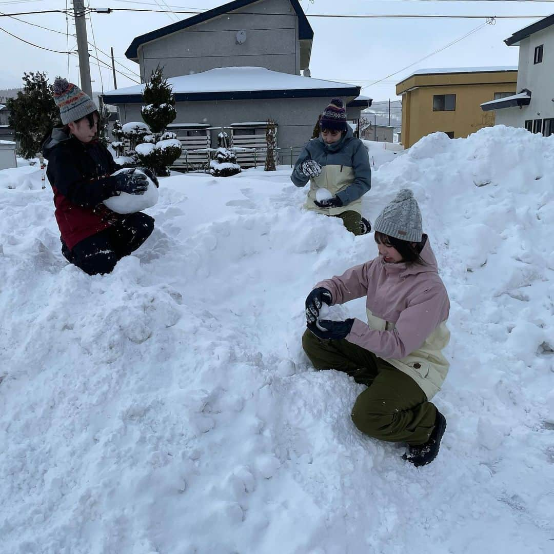 りんご娘さんのインスタグラム写真 - (りんご娘Instagram)「西目屋村で雪だるま作ってきたよ⛄️ ビーチ西目屋とビジターセンター前に展示中です！ よかったら見に行って記念撮影してきてねー📸 みんなの投稿を楽しみにしてるね😉 #西目屋村　#ビーチ西目屋 #ビジターセンター #雪だるま #雪遊び #ワンピース愛 #麦わら  @ourin_ringomusume  @saika_ringomusume  @riceball_hikari」2月10日 21時17分 - _ringo.musume.com_