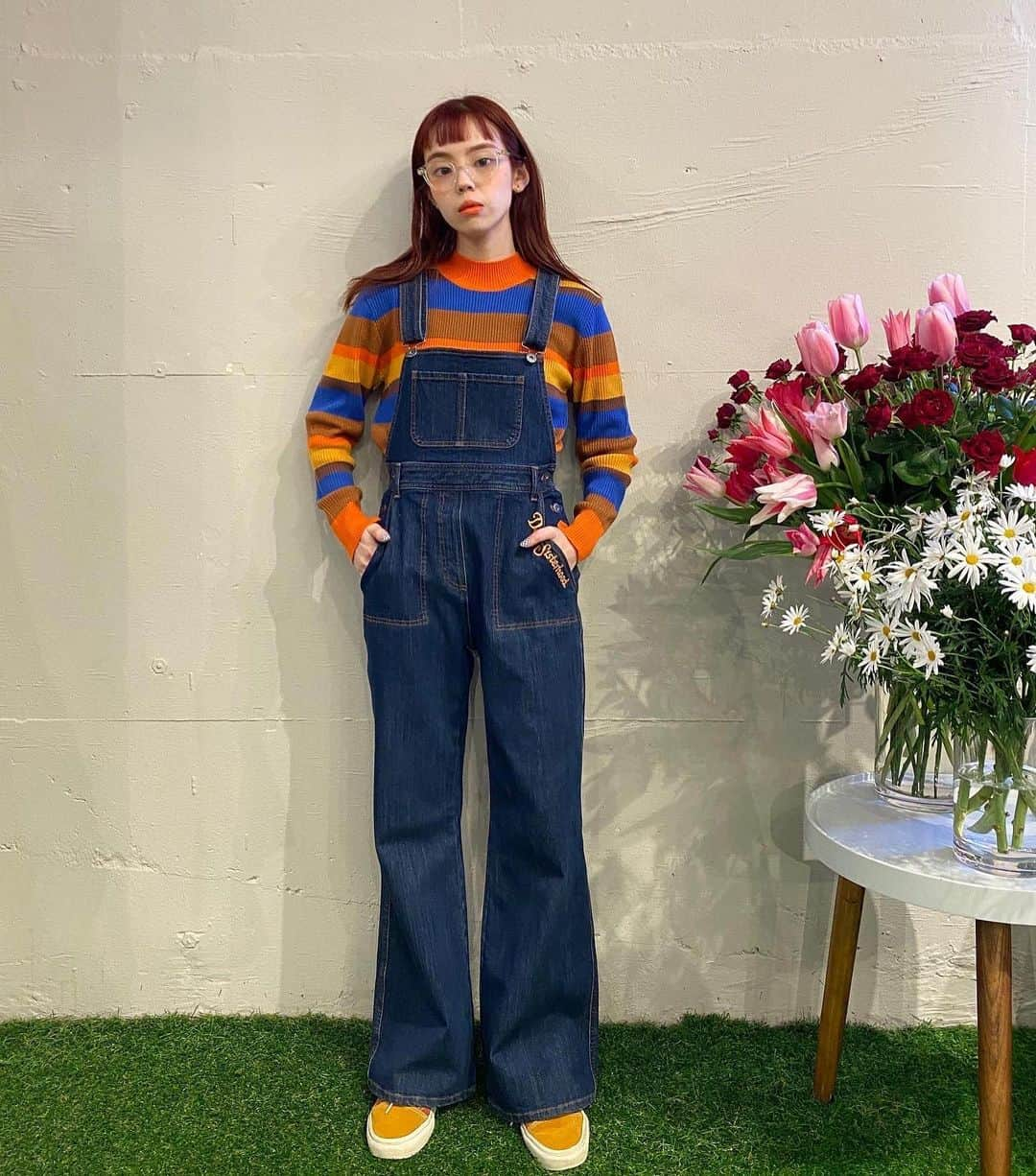 瀬戸あゆみさんのインスタグラム写真 - (瀬戸あゆみInstagram)「Charlie's Lace Up Overalls🌈🌼🧡  こちらは濃いブルーの方、Indigoになります🫐 オレンジのロゴ刺繍やバックポケットのハートのステッチ、背中の編み上げ、オーバーオールだけどダボっとしたシルエットではなくスッキリとしたフレアの形……  どこをとっても最高にかわいい1枚。😭 アイテムストーリーもお気に入り。  着てほしいってコメントがあったので着てみたよ！  あした、写真撮る時間あるから、他にも着てるところ見たいってアイテムがあれば、この投稿にコメントしてね📝  #dearsisterhood」2月10日 21時18分 - setoayumi