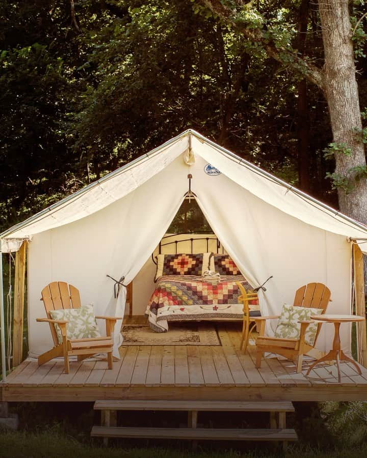 Airbnbのインスタグラム：「Welcome to the Midwest edition of the most wishlisted Airbnbs in the U.S. You might be surprised to find that this region of the country is not all cornfields. And there is more wood panelling than you thought existed in the universe–even on the inside of yurts–like the unexpectedly-shaped Forest Garden Yurts in Galena, Missouri.  In Rockbridge, Ohio you can find incredible architecture, both manmade and natural: the Box Hop, a modern beauty built from 3 shipping containers and the natural rock bridges in Rock Bridge State Nature Preserve.   Have a nice day now! Link in bio for the full list.   Illustration by @elenaxausa」