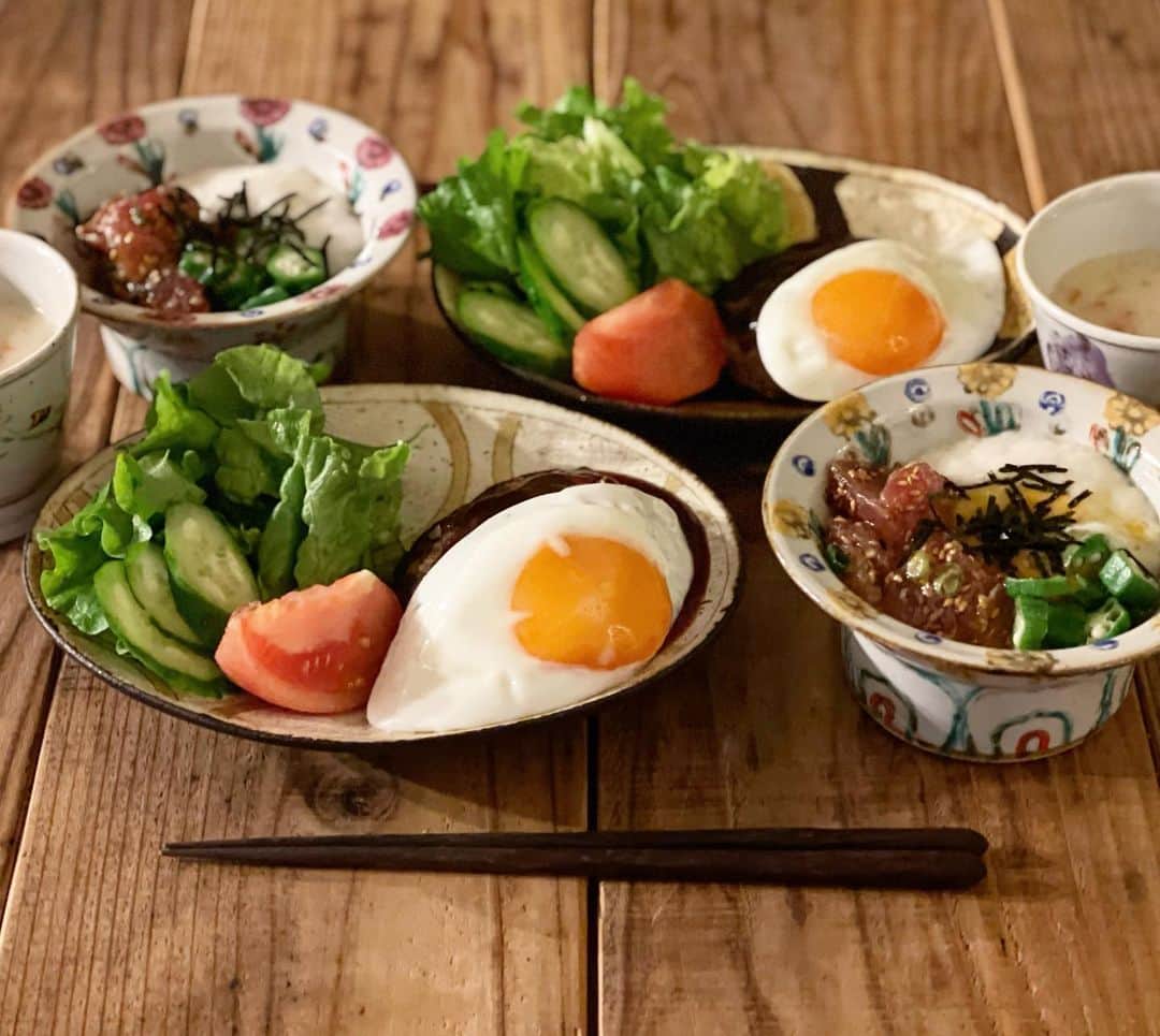 Atsukoのインスタグラム：「今日の晩ご飯 2021.02.10  目玉焼きのせハンバーグ コールスロー まぐろと長芋とオクラの和え物 サラダ  水菜とささみのサラダあったのに忘れてた😭 今日は3連勤最終日。 疲れたー 水曜日は混むので普段はあんまりシフト入れないんだけど、今日はホントに混むわ一包化山ほどくるわで疲れすぎた😭 明日明後日休みでホント良かった😭  今日で最後の子と帰り際寂し過ぎて泣けてきた😭もう一緒に仕事することないのかも😭 楽しかったからホントに悲しい🥺🥺 でも元気な赤ちゃん産んで欲しいから仕方ない👍産休中に遊ぼうね✨✨」