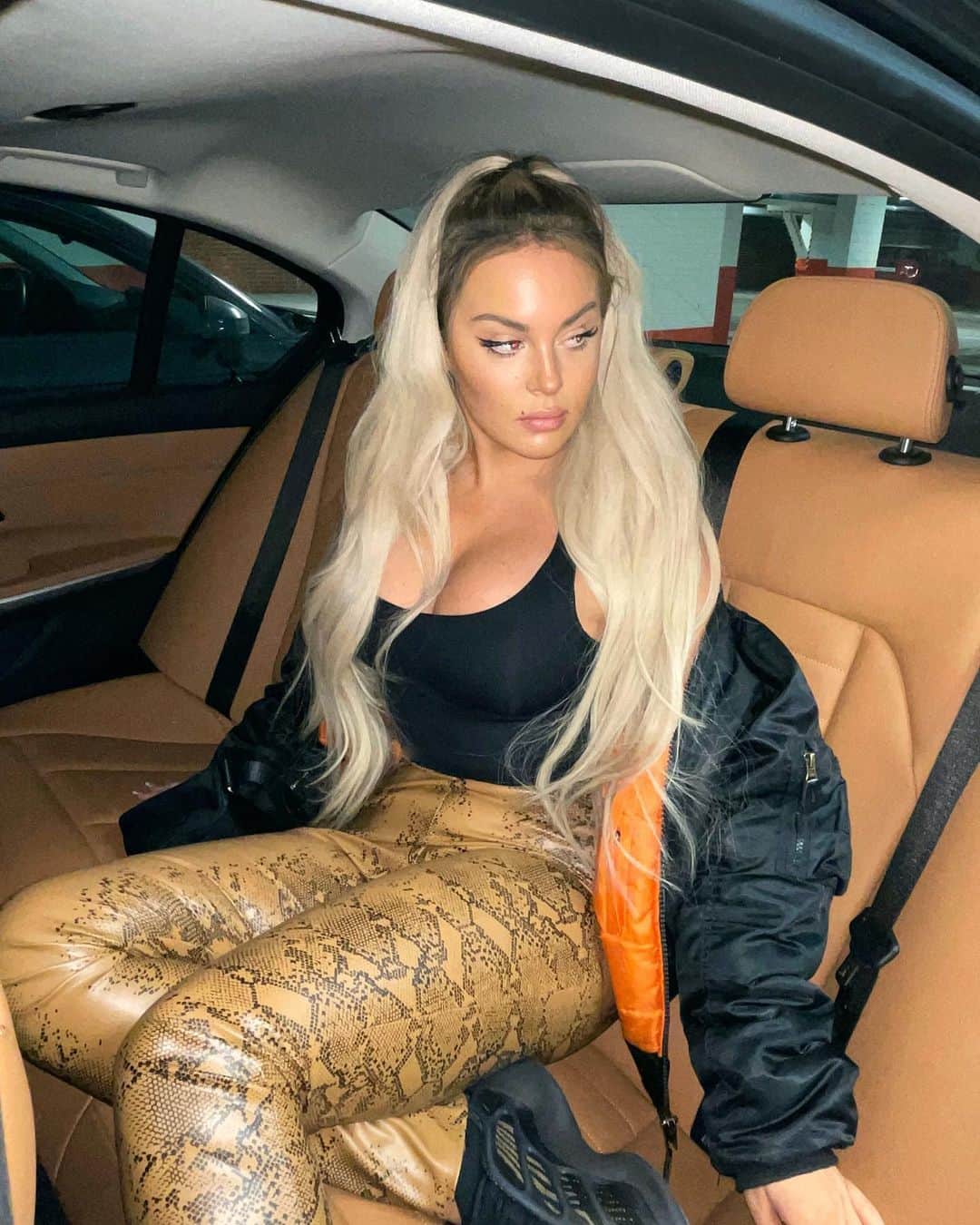 ファニー・リックマンのインスタグラム：「First time in a week that I’m wearing something else then sweats lol 🖤 Fit from @boohoo」