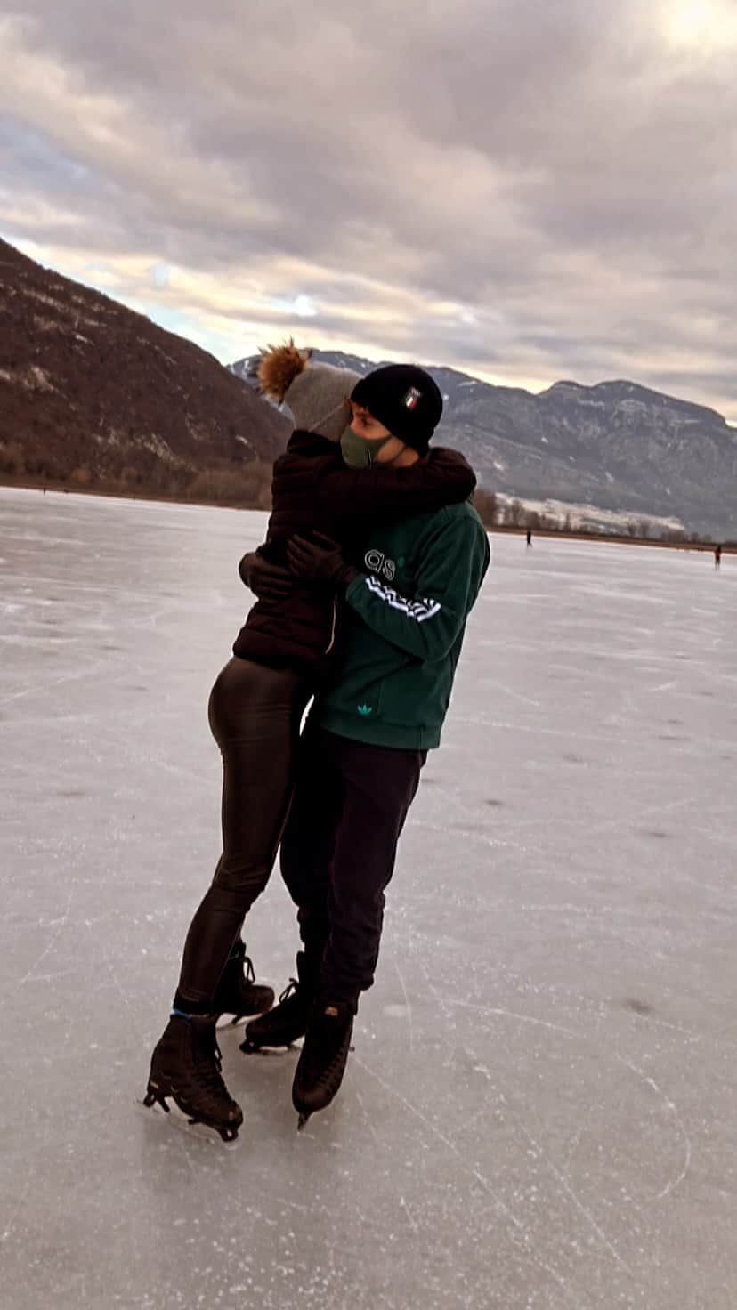 マッテオ・リッツォのインスタグラム：「To the moon and back 🌝❤️ ~ @peronicamilla  ~ #love #happy #figureskating #pattinaggiosughiaccio #frozenlake #lake #together」