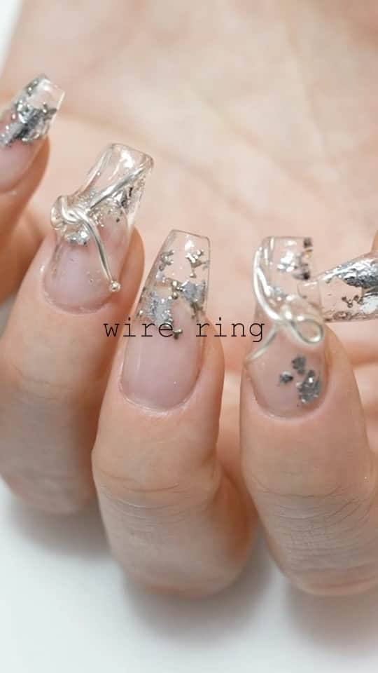 のインスタグラム：「“ wire ring “ ． インスタにあげたワイヤーリングの問い合わせが多かったので急遽 @miroom_nail さんに撮影して頂きました。 レッスン動画が 2021/02/10 21:00-より公開です🎥 ． モダンなゴールド×シングル📀 モードなシルバー×ダブル💿 ． ワイヤーリングの作り方、載せ方、コーティングの仕方に２つのベースデザインとワイヤーリングを準備しています💡 ． 立体的だけど引っかからない、オシャレなデザインをぜひマスターして下さいね✨ ． @miroom_nail  @morecouture_jp × @nailfumi  @bonnail_insta  @md_gel」