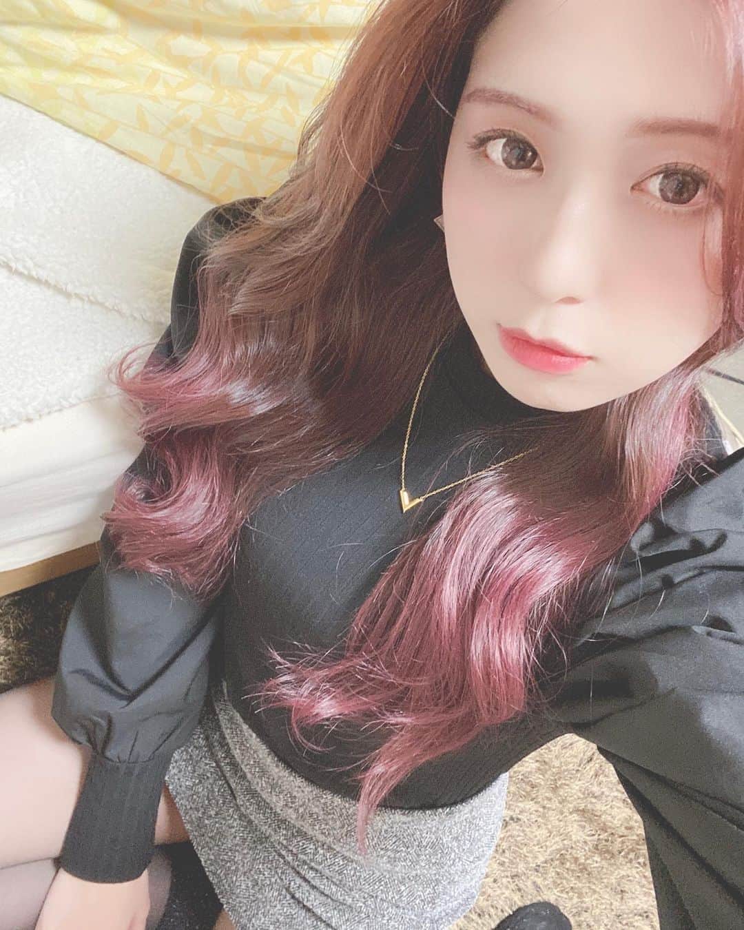 のインスタグラム：「Selfie.﻿  ﻿ ﻿ ﻿ #pink #shooting #rq #evening﻿ #lingerie #bra #beauty #pack #cute #body #lady #cosme #enjoy ﻿ #racequeen #followme #girl #favorite ﻿ #love #korean #like #beautiful #autumn ﻿ #winter #happy #thankyou #cosumetics﻿ #make #makeup #face」