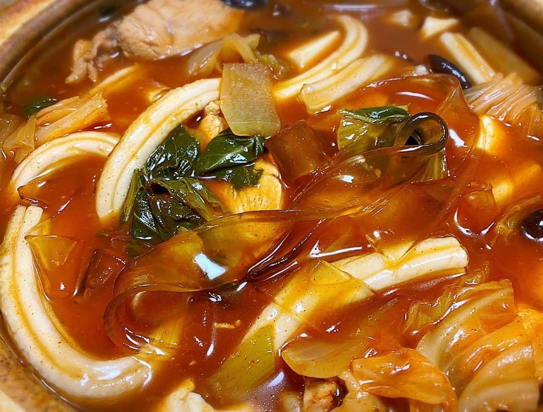 とぎもちさんのインスタグラム写真 - (とぎもちInstagram)「.﻿ ﻿ 【韓国料理】﻿ ﻿ 韓国で人気の﻿ ブンモジャ、中国タンミョンをネット注文。﻿ ﻿ トッポギ鍋の素使って﻿ ブンモジャ、中国タンミョン鍋しました♪﻿ ﻿ どっちも中国の食材だから﻿ もはや中華なのか？笑﻿ ﻿ 中国と韓国のコラボ料理(￣ω￣)💕﻿ ﻿ プルもち食感のブンモジャに﻿ 極太中国タンミョン﻿ 美味しかった~ 💓💓﻿ ﻿ でもどれも日本で買ったのに﻿ トッポギソース結構辛かった🤣🤣﻿ ﻿ .﻿ #中国タンミョン #ブンモジャ #粉耗子 #中国 #韓国 #中華料理 #韓国料理 #トッポギ鍋 #トッポギ #분모자 #중국당면 # #먹스타그램 #토기모치 #とぎもちkorea #とぎもちブンモジャ #とぎもち中国タンミョン」2月10日 21時27分 - togistagram