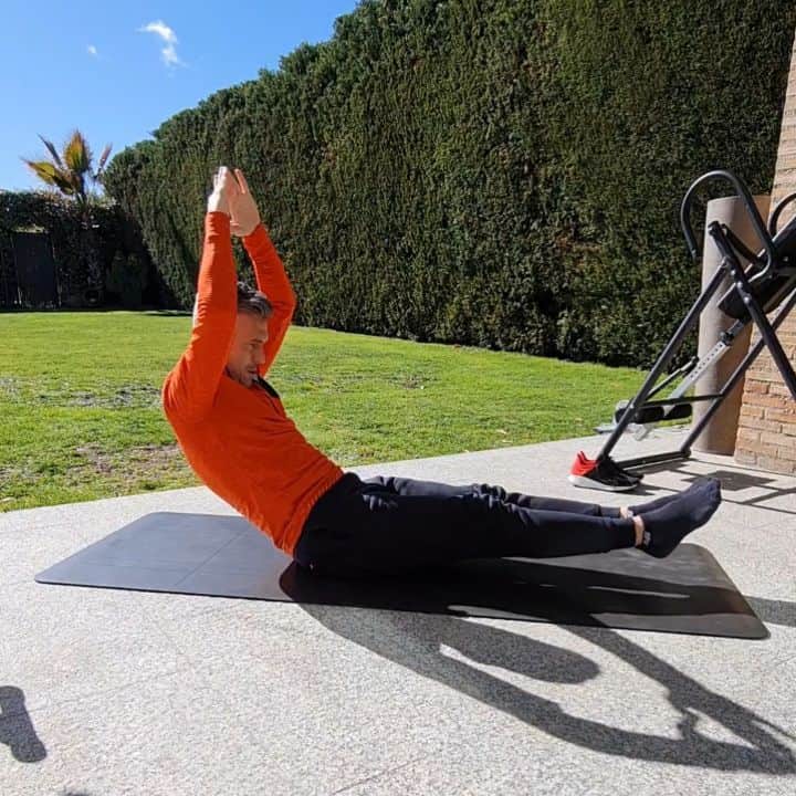 ルイス・ハビエル・ガルシア・サンスのインスタグラム：「#Workout  Let me share with you this Core Routine. I like to do it after a good workout to strengthen the abdominal and lower back muscle.  Always controlling the movement for better feeling and don't get injured.  I do 3 sets of 20 reps , changing sides of need it.  Hope you enjoy it!!  💪 4 Exercises  ⏰ 3 Sets × 20 Reps 🧘‍♂️ 30" Rest  🔥 Enjoy it」