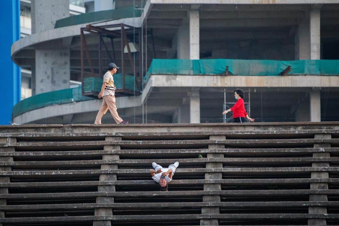 Shunsuke Miyatakeのインスタグラム：「Upside down selfie, Olympic Stadium, Phnom Penh, Cambodia」