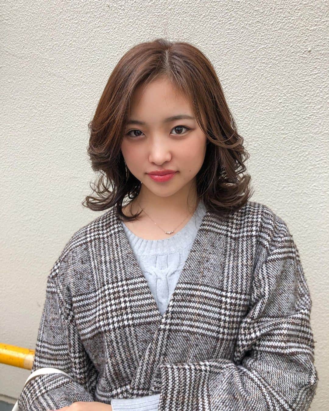 石井美音奈のインスタグラム：「✂︎髪の毛やっと染めました✂︎  グレージュカラー！！！！ 赤みかかってるのが嫌なので青も少しプラスしてもらったよ~♪ 光の当たり具合でグレーが出てくる！  #グレージュカラー  #グレージュ #グレー  #ベージュ」