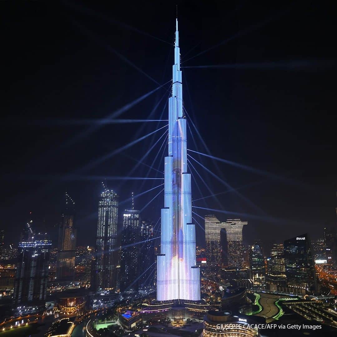のインスタグラム：「The launch of a rocket into space is projected on Dubai's Burj Khalifa as the UAE's "Al-Amal" -- Arabic for "Hope" -- probe to Mars carries out a tricky manoeuvre to enter the Red Planet's orbit. #dubai #burjkhalifa #space #mars」
