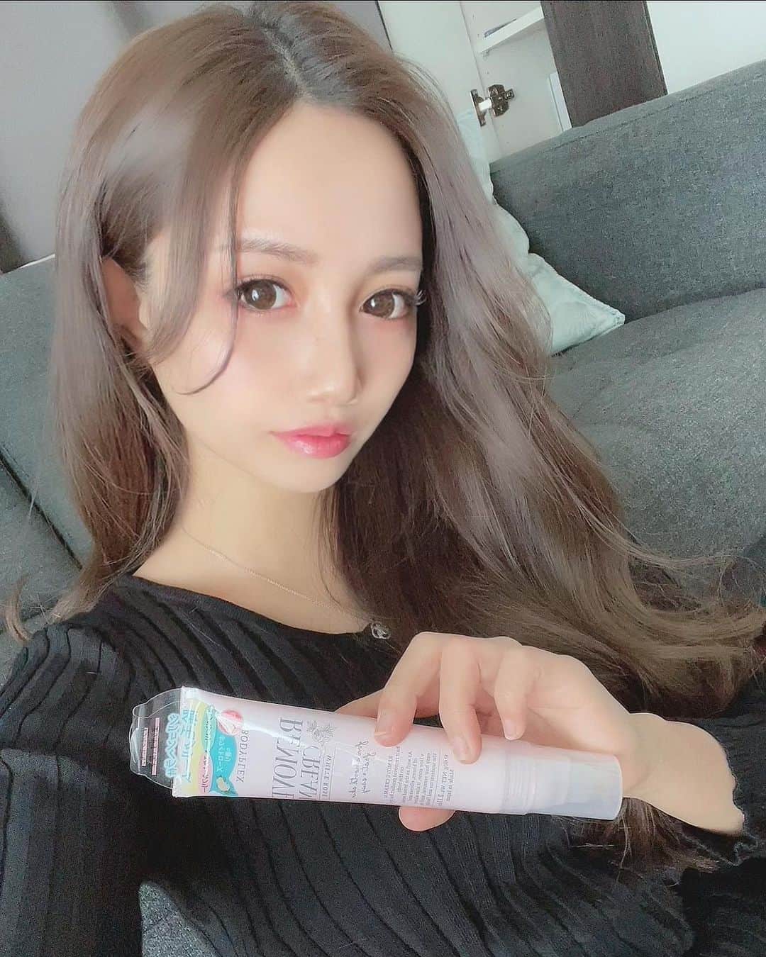 のインスタグラム：「コロナの影響で今まで通り 脱毛サロンに行けない人達に🐥✨  ビキニラインに使える除毛クリーム🌷 【 @bodyplex_official 】の【#リムーヴクリーム】 チオグリコール酸カルシウム配合で除毛効果高いし、 パラベン＆エタノールフリーで肌にも優しいの🥺  ヘラ一体型チューブだから塗りやすいし 曲線部位なども細かく塗りやすかった🧐  敏感肌の私でも使えたしホワイトローズの香りで ニオイもキツくなかった🥺 自分で簡単にできるし 脱毛サロンでの施術と違って 痛くないからオススメだよ😘 . #bodyplex #リムーヴクリーム #デリケートゾーン #デリケートゾーンケア #脱毛 #ビキニライン #除毛 #ボディプレックス #VIO除毛 #PR」
