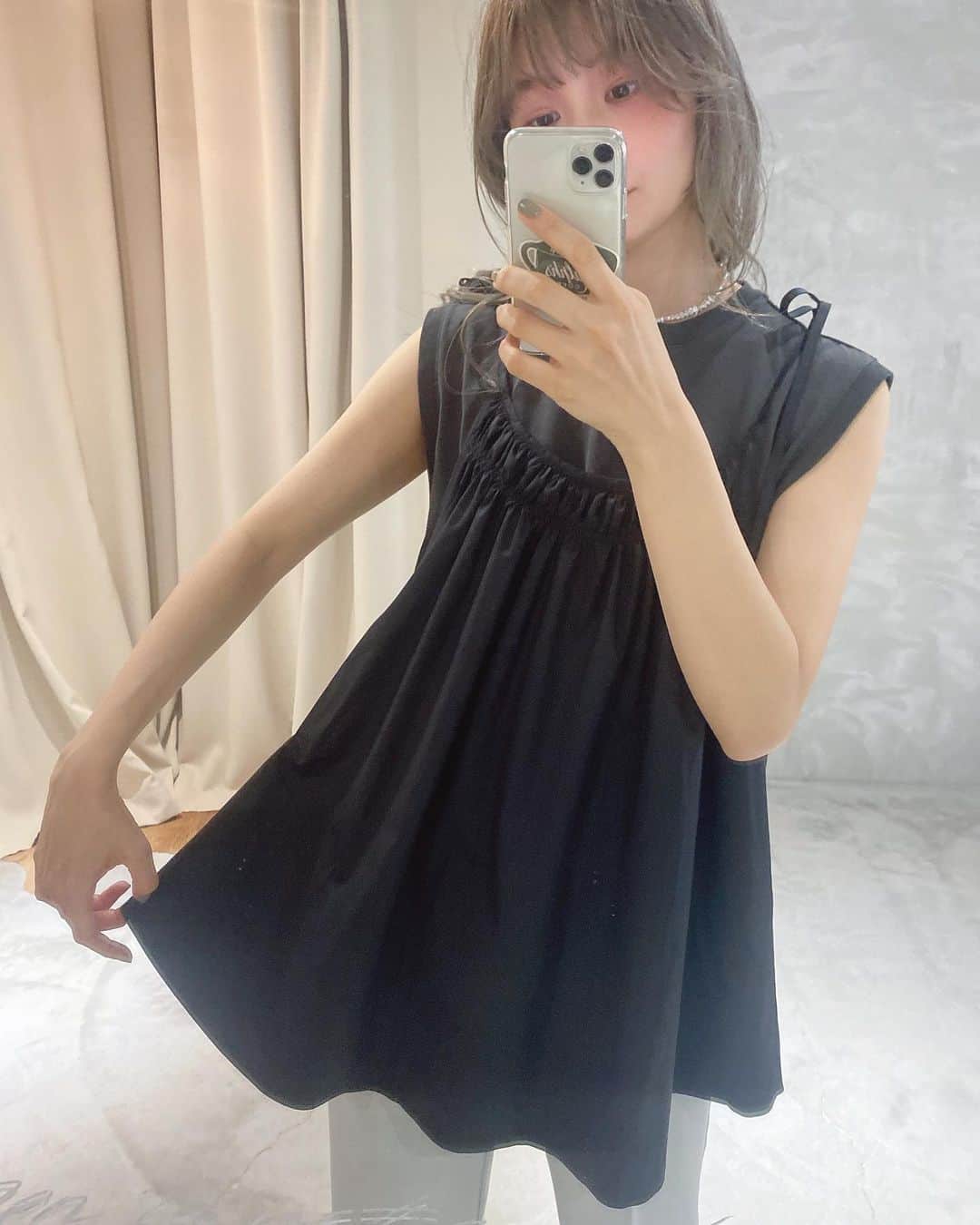 松田 美奈子のインスタグラム：「あったかくなった時用の最高タンクトップを作るためリサーチ中です🧚🏻  シャツもサンプル制作してるので、それのインナーになるようなものと、一枚で着れるのもいい生地があるので作りたいな🌎　  .. こんな感じで重ね着にも一枚でもインナーにもなると万能だよなぁ🌿  リラックスパンツもやはり💯 @merci__jp  . #サスティナブル#サスティナブルファッション」