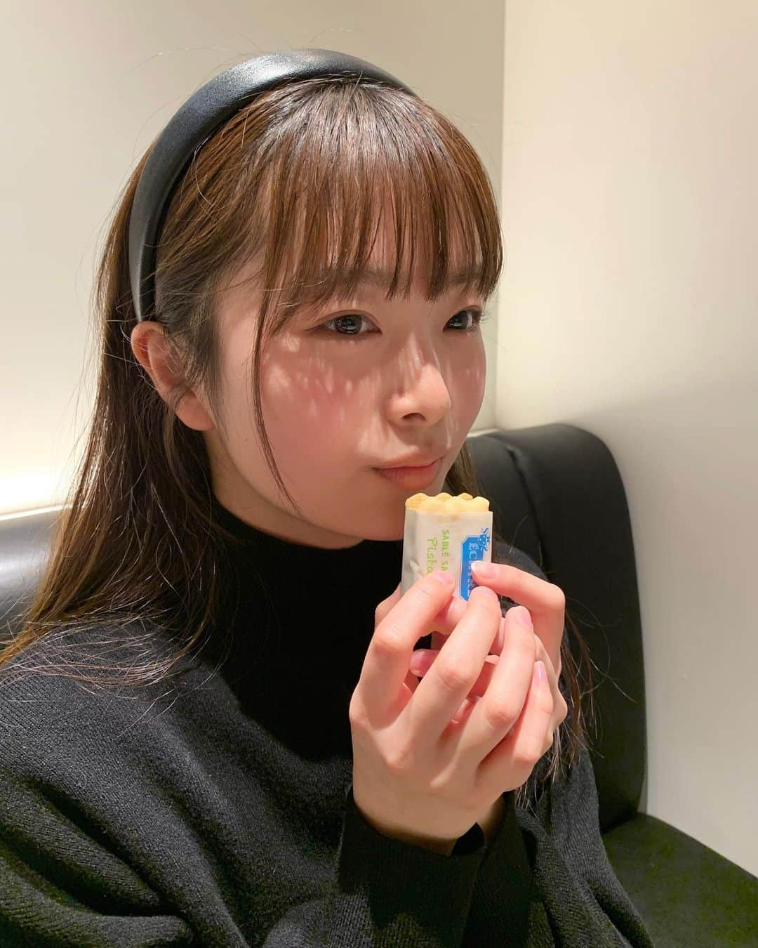 五島百花さんのインスタグラム写真 - (五島百花Instagram)「お洒落なカフェでお菓子☺︎ と見せかけて…  事務所で打ち合わせでした笑 2枚目のポーズと顔はどういう感情なのか自分でもよくわかりません 3枚目はおまけ！にこっ」2月10日 21時34分 - momokagoshima