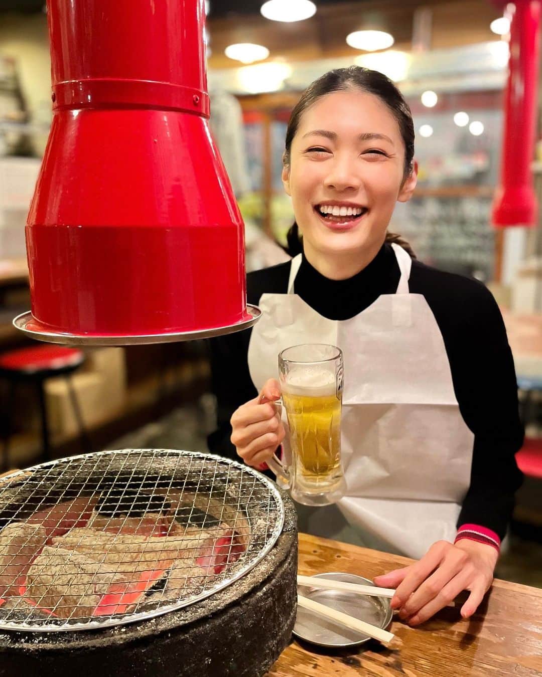 加藤侑紀のインスタグラム：「大家準備好要過年了嗎🤗 今日もおつかれさまぁー🍻💨 最近外食は16時くらいから行っちゃうの、貸切状態でおすすめ🤩 ・ ・ #準備過年囉 #農曆過年 #カンパーイ🍺 #乾杯啦 #七輪炭火燒肉 #包場的感覺 #貸し切り状態w #貸切状態w #もはやおやつの時間 #日本燒烤 #滿面笑容 #吃肉吃肉 #肉だ肉 #七輪炭火焼 #旧暦の大晦日 #旧暦のお正月 #よく食べる女子 #大胃女子的日常  #私の日常生活 #私の食生活 #我的日常生活 #我的食记」