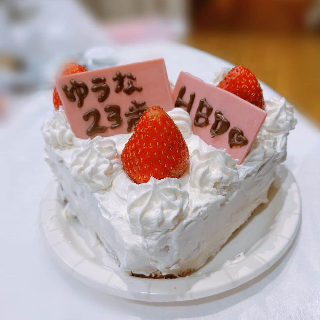 沖口優奈さんのインスタグラム写真 - (沖口優奈Instagram)「本日で23歳になりました！！  ファンのみんなに沢山お祝いしてもらい 23歳最初のお仕事の火曜ザナイトでもお祝いしてもらい、 誕生日生配信でまたお祝いしてもらい 幸せな一日でした！  今年もいい一年になりそうやぁ！  みんなに恩返ししていきたい」2月10日 21時38分 - yuna_okiguchi_