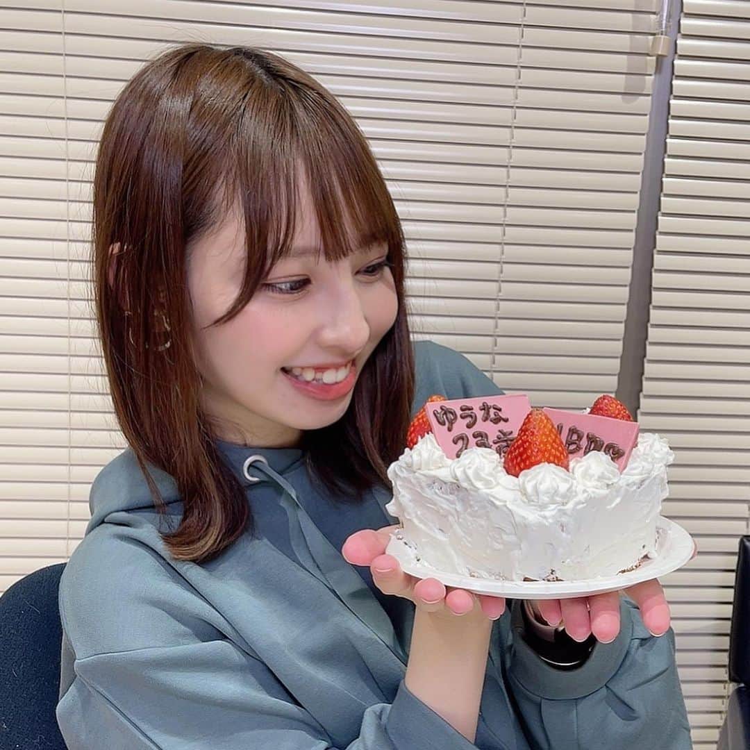 沖口優奈さんのインスタグラム写真 - (沖口優奈Instagram)「本日で23歳になりました！！  ファンのみんなに沢山お祝いしてもらい 23歳最初のお仕事の火曜ザナイトでもお祝いしてもらい、 誕生日生配信でまたお祝いしてもらい 幸せな一日でした！  今年もいい一年になりそうやぁ！  みんなに恩返ししていきたい」2月10日 21時38分 - yuna_okiguchi_