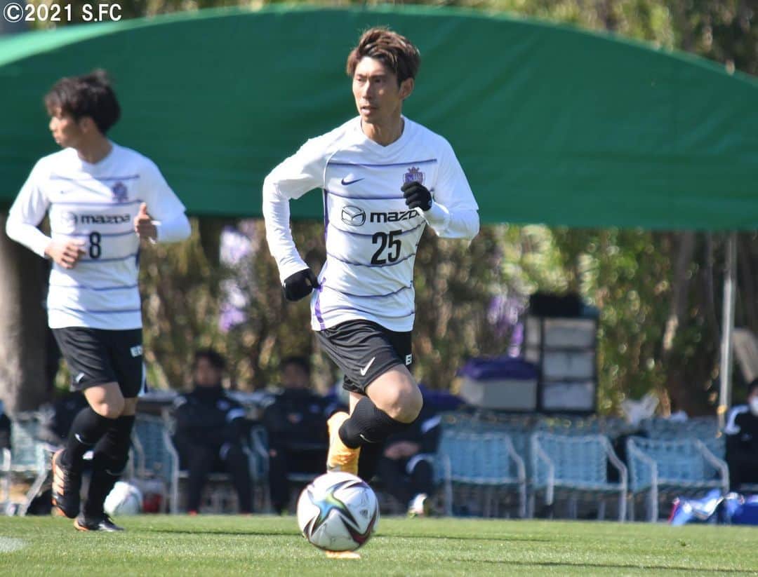 サンフレッチェ広島さんのインスタグラム写真 - (サンフレッチェ広島Instagram)「鹿児島キャンプ6日目⚽️ ジュビロ磐田とのトレーニングマッチを行い、6-2で勝利しました✨ 試合はドウグラス・ヴィエイラ選手のゴールを皮切りに、鮎川峻選手や東俊希選手、野上結貴選手、長沼洋一選手、さらには練習生もゴールを重ねて充実した一戦となりました💪💪  #鮎川峻 選手 #浅野雄也 選手 #柏好文 選手 #森島司 選手 #野上結貴 選手 #青山敏弘 選手 #清水航平 選手 #茶島雄介 選手 #川辺駿 選手 #ドウグラスヴィエイラ 選手 #sanfrecce #サンフレッチェ広島 #積攻 #鹿児島キャンプ」2月10日 21時48分 - sanfrecce.official