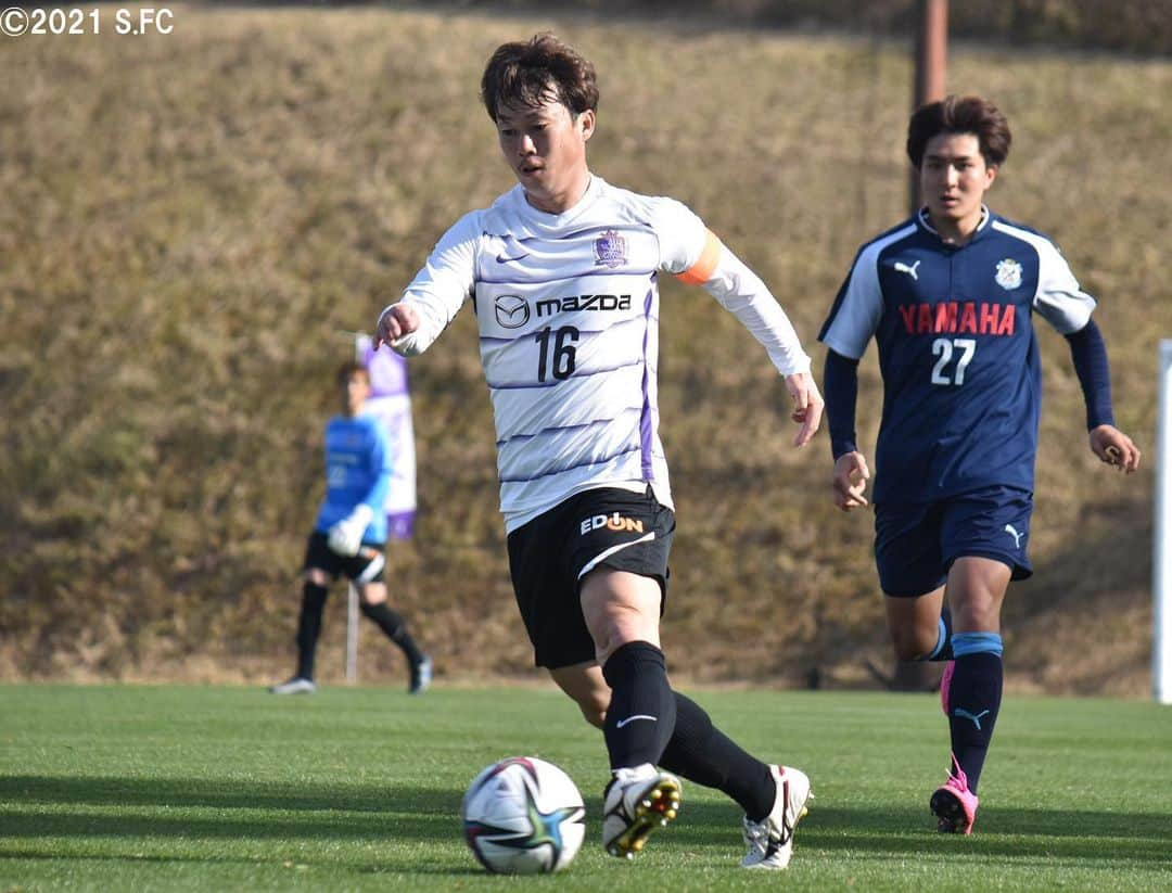 サンフレッチェ広島さんのインスタグラム写真 - (サンフレッチェ広島Instagram)「鹿児島キャンプ6日目⚽️ ジュビロ磐田とのトレーニングマッチを行い、6-2で勝利しました✨ 試合はドウグラス・ヴィエイラ選手のゴールを皮切りに、鮎川峻選手や東俊希選手、野上結貴選手、長沼洋一選手、さらには練習生もゴールを重ねて充実した一戦となりました💪💪  #鮎川峻 選手 #浅野雄也 選手 #柏好文 選手 #森島司 選手 #野上結貴 選手 #青山敏弘 選手 #清水航平 選手 #茶島雄介 選手 #川辺駿 選手 #ドウグラスヴィエイラ 選手 #sanfrecce #サンフレッチェ広島 #積攻 #鹿児島キャンプ」2月10日 21時48分 - sanfrecce.official