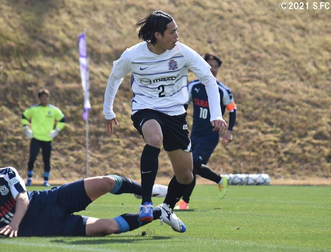 サンフレッチェ広島さんのインスタグラム写真 - (サンフレッチェ広島Instagram)「鹿児島キャンプ6日目⚽️ ジュビロ磐田とのトレーニングマッチを行い、6-2で勝利しました✨ 試合はドウグラス・ヴィエイラ選手のゴールを皮切りに、鮎川峻選手や東俊希選手、野上結貴選手、長沼洋一選手、さらには練習生もゴールを重ねて充実した一戦となりました💪💪  #鮎川峻 選手 #浅野雄也 選手 #柏好文 選手 #森島司 選手 #野上結貴 選手 #青山敏弘 選手 #清水航平 選手 #茶島雄介 選手 #川辺駿 選手 #ドウグラスヴィエイラ 選手 #sanfrecce #サンフレッチェ広島 #積攻 #鹿児島キャンプ」2月10日 21時48分 - sanfrecce.official