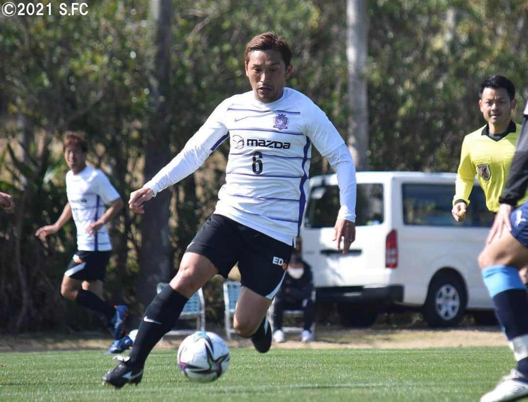 サンフレッチェ広島さんのインスタグラム写真 - (サンフレッチェ広島Instagram)「鹿児島キャンプ6日目⚽️ ジュビロ磐田とのトレーニングマッチを行い、6-2で勝利しました✨ 試合はドウグラス・ヴィエイラ選手のゴールを皮切りに、鮎川峻選手や東俊希選手、野上結貴選手、長沼洋一選手、さらには練習生もゴールを重ねて充実した一戦となりました💪💪  #鮎川峻 選手 #浅野雄也 選手 #柏好文 選手 #森島司 選手 #野上結貴 選手 #青山敏弘 選手 #清水航平 選手 #茶島雄介 選手 #川辺駿 選手 #ドウグラスヴィエイラ 選手 #sanfrecce #サンフレッチェ広島 #積攻 #鹿児島キャンプ」2月10日 21時48分 - sanfrecce.official