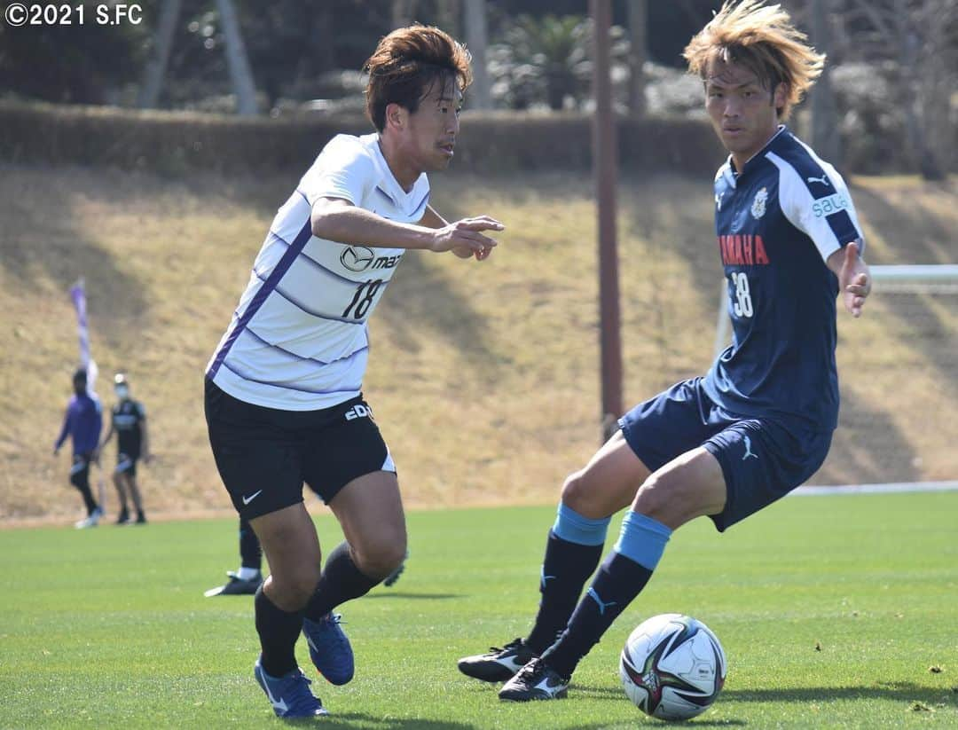 サンフレッチェ広島さんのインスタグラム写真 - (サンフレッチェ広島Instagram)「鹿児島キャンプ6日目⚽️ ジュビロ磐田とのトレーニングマッチを行い、6-2で勝利しました✨ 試合はドウグラス・ヴィエイラ選手のゴールを皮切りに、鮎川峻選手や東俊希選手、野上結貴選手、長沼洋一選手、さらには練習生もゴールを重ねて充実した一戦となりました💪💪  #鮎川峻 選手 #浅野雄也 選手 #柏好文 選手 #森島司 選手 #野上結貴 選手 #青山敏弘 選手 #清水航平 選手 #茶島雄介 選手 #川辺駿 選手 #ドウグラスヴィエイラ 選手 #sanfrecce #サンフレッチェ広島 #積攻 #鹿児島キャンプ」2月10日 21時48分 - sanfrecce.official