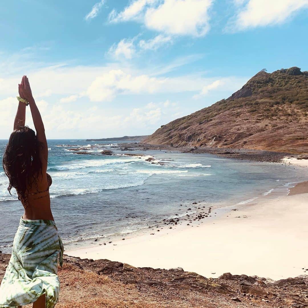 Yanna Lavigne 稲垣アンのインスタグラム：「Caminhando pelo caminho do meio 🌞🧡 BOM DIA!」