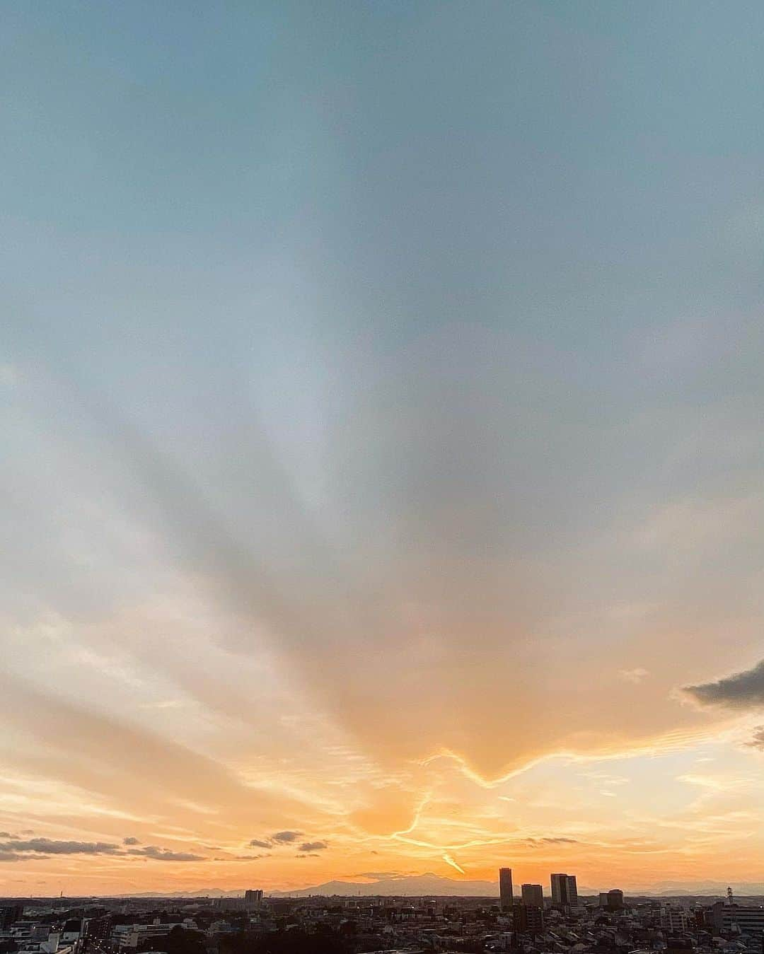 青木大輔さんのインスタグラム写真 - (青木大輔Instagram)「今日の夕焼けは なにか引き寄せる感じがあって … 今週は充実してたな 仕事の刺激やプラン立てて 楽しかった！ … 明日も天気良さそうだな 今日もありがとう！ 明日も良い一日を🙂」2月10日 21時49分 - daisukeaoki_tiechel