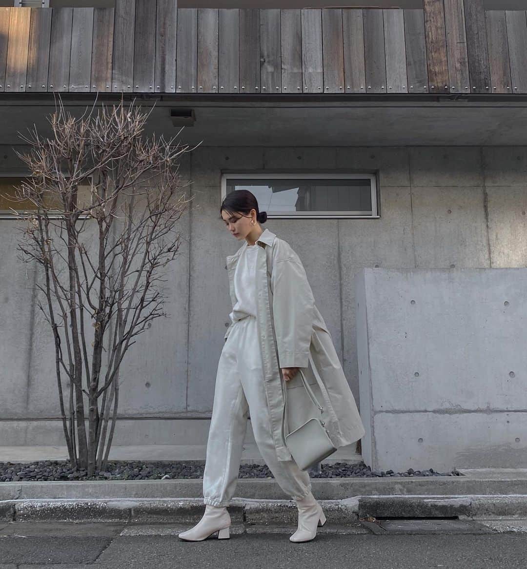 のインスタグラム：「・ ・ White coordinate with @uniqlo  ・ ・ 今季のUのアイテムで全身ユニクロコーデ✳︎バックも😛 ・ ・ 🏷 OUTER #コットンロングコート NATURAL L PANTS #スウェットパンツ NATURAL S BAG #レザータッチミニショルダーバック NATURAL ・ ・ ・ ・  #uniqloginza2021SS  #uniqlo2021ss #uniqlo_karen #ユニ女  #outfit #ootd  #シンプル #コーデ #コーディネート #今日のコーデ  #ユニクロ #ユニクロコーデ #ユニクロユー #ユニクロ21春夏何買った」