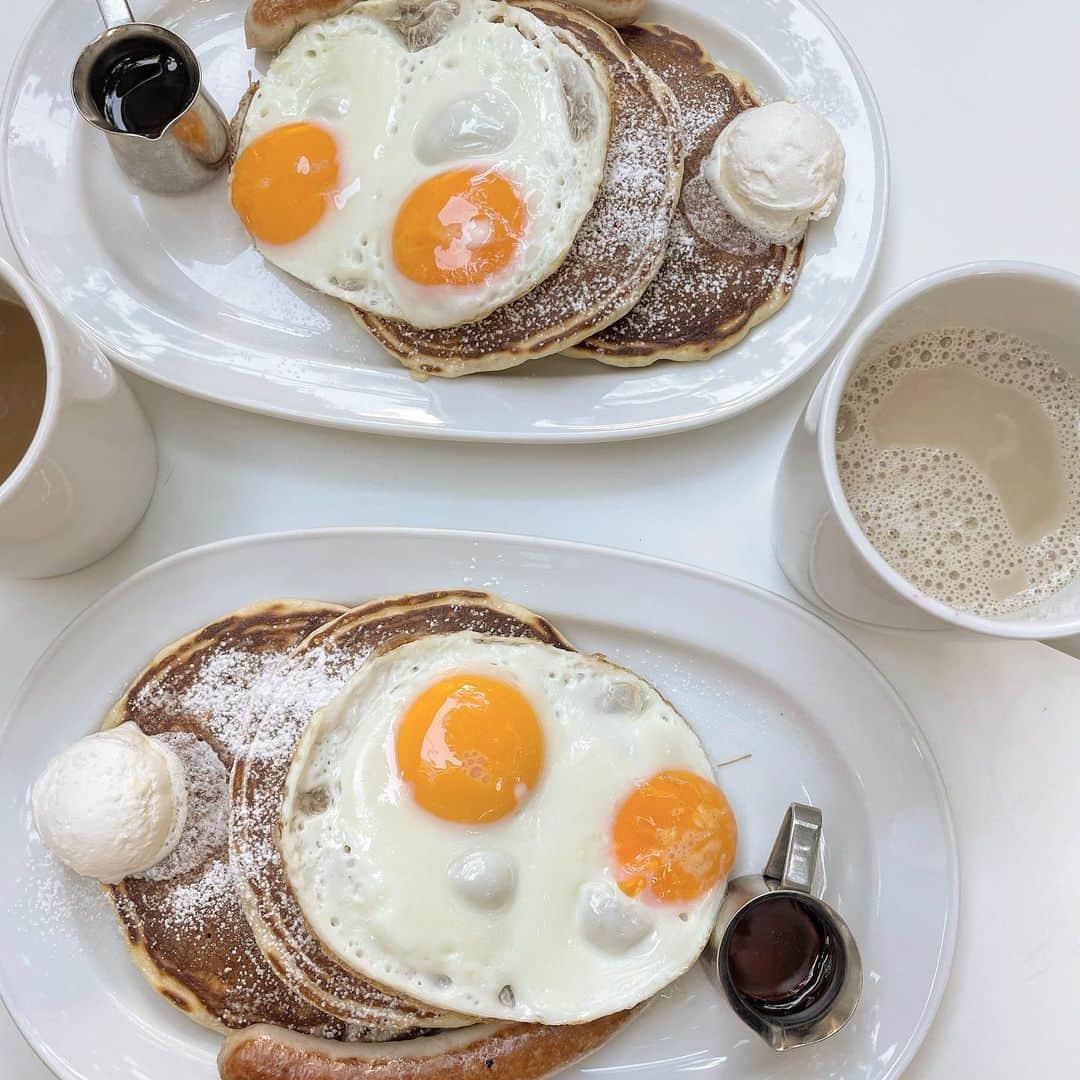 綾乃あゆみのインスタグラム：「criscrossで朝ごはんを食べた日🥞🥣☕️ 朝食べるパンケーキってなんだか特別。おいしかった😋  #crisscross」