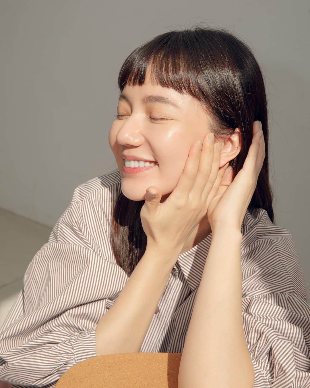 謝琦琦（Kiki）のインスタグラム：「最近大家有沒有看什麼電影追什麼劇 每次討論到這個就會發現自己看片速度極快 亞森羅賓、璀璨帝國、還有我依然在苦等的巨人 看片就是我在敷臉保養的時間 手可是沒閒著呢   市面上不少前導或是修護的精華液我都用過一輪 這次要來推薦一款我近期用到覺得好用 價格在修護、穩定肌膚的精華裡算好入手 innisfree濟州紅茶極效修護安瓶 平時比較少接觸到韓國品牌的保養品 擔心太刺激或是香味上不習慣 這款紅茶精華味道真的超！級！舒！服！ 使用量也不需要太多就能延展全臉快速吸收 保濕度相當不錯 很有感 早晚都可以使用 肌膚保濕好彈潤好 看起來也會更光亮 偶爾小小的熬夜也好像沒有被發現🤫 而且這款易長痘痘的地方也不會因此而刺激增長   用對產品每天好好的保養按摩 多少能讓肌膚看起來不疲憊 現在官網都可以免費兌換三天份試用 還可以現折 50 元唷 試用過絕對會更想購入的～～   #innisfreetaiwan #紅茶精華 #拾光肌」