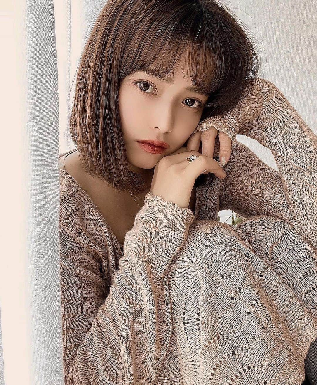 酒匂彩名のインスタグラム：「: プロフィール写真これと悩んで今のにしたんです。 せっかくなので投稿🙋‍♀️笑 リップはNARSの#9497 で、渋めの赤で(赤茶かな?)ずっとお気に入りです💋 : : #コスメ　#リップ　#nars @narscosmeticsjapan  #アラサーメイク　#アラサーコスメ #赤リップ」