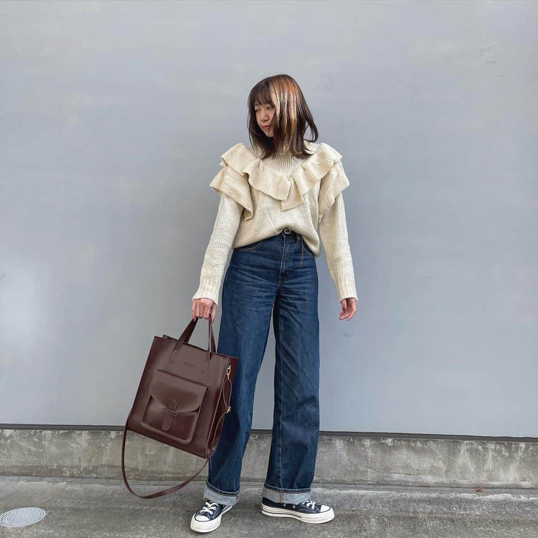のインスタグラム：「, , #あずコーデ 👟 , @linomana.shop さんの ニットが主役のコーデ🤍🤎 , 今年は女らしさを取り入れたくて、 ボリュームたっぷりのフリルがついた ニットをゲットしました🌼 , どうしてもデニムがしっくり来ちゃうけど笑、 スカートも合わせたいなあ💁‍♀️」