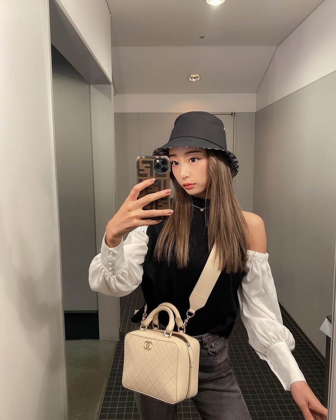 石田みかのインスタグラム：「. . なんかばたばたしてて、 最近インスタ更新率下がっちゃってるなあ🥺 . . 時間の作り方上手くならなきゃ😓😓 . . . #ラウンドガール #筋トレ女子 #ダイエット生活 #グラマラスボディ #美尻トレーニング #ジム活 #ジムウェア #トレーニングメニュー #ボディメイク女子 #スクワット #ウェイトトレーニング #体重公開 #減量メニュー #キックボクシング #ボクシング女子 #japanesegirl #japanese #tokyo #日本女孩 #我的最愛」