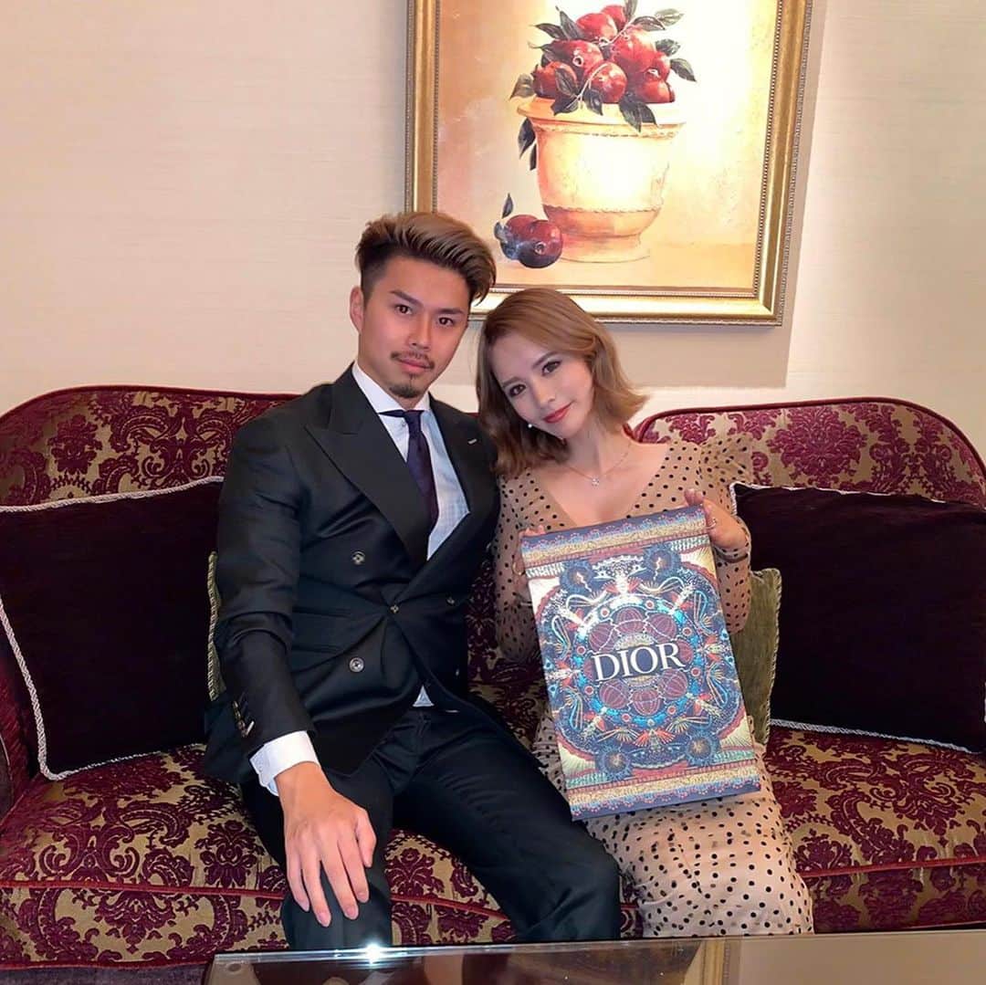 姫奈のインスタグラム：「. . 久しぶりに旦那氏とちゃんと 写真撮った気がする🥰 投稿に載せるのは7ヶ月ぶりくらい😆 いつも姫奈の為に沢山考えて サプライズしてくれてありがとう♡ . 仕事真面目で素直で純粋で 出会った時から信念がある真っ直ぐな人😚 こんな素敵な人を育てた お母さんとお父さんを尊敬するから ひなもそんな風になりたいなぁと よく思う🤣🥰 そうくんとひなの事を 心から愛してくれてるのが伝わるから そんな所がだいすきです☺️照 . @yuto0305  これからも宜しくね😌😌 . . . #サプライズ #夫婦 #family #誕生日 #神戸 #ラスイート #ラスイート神戸 #誕生日プレゼント #dior」