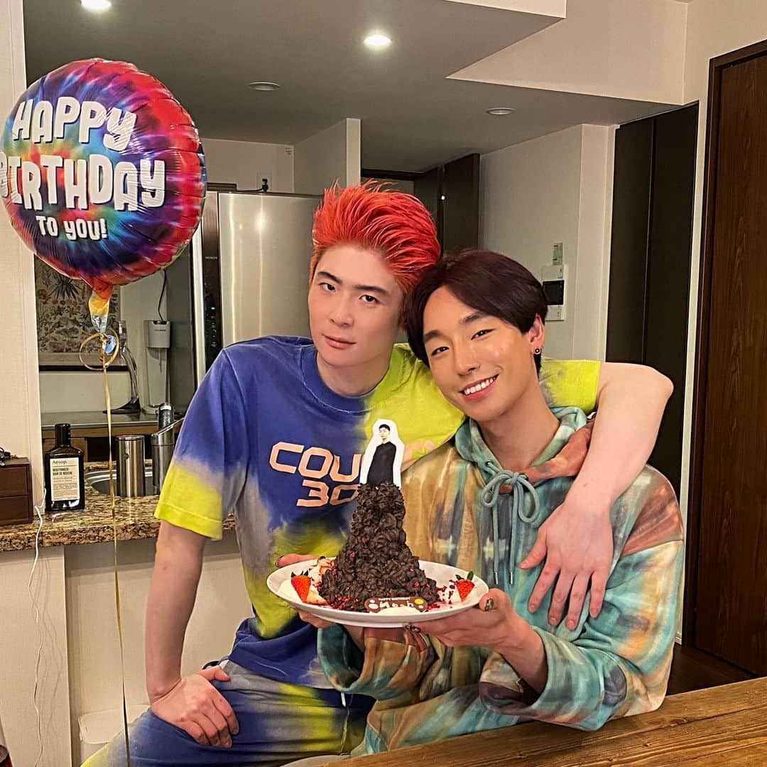 Noah（ノア）のインスタグラム：「Happy Brithday To Me! ♥️  Blessed to be celebrating another birthday! 🎉 Although this one is unique due to Miss Rona taking over the world. I’m happy to be alive and celebrating it with my loved ones both physically and virtually.  An extra special thanks to Taiki! For taking the time to surprise me, with a home baked birthday cake. I truly appreciate the constant love and support. Thank you for the birthday wishes and I hope for a better year for everyone♥️   #TaikiNoah#HappyBirthdayToMe」