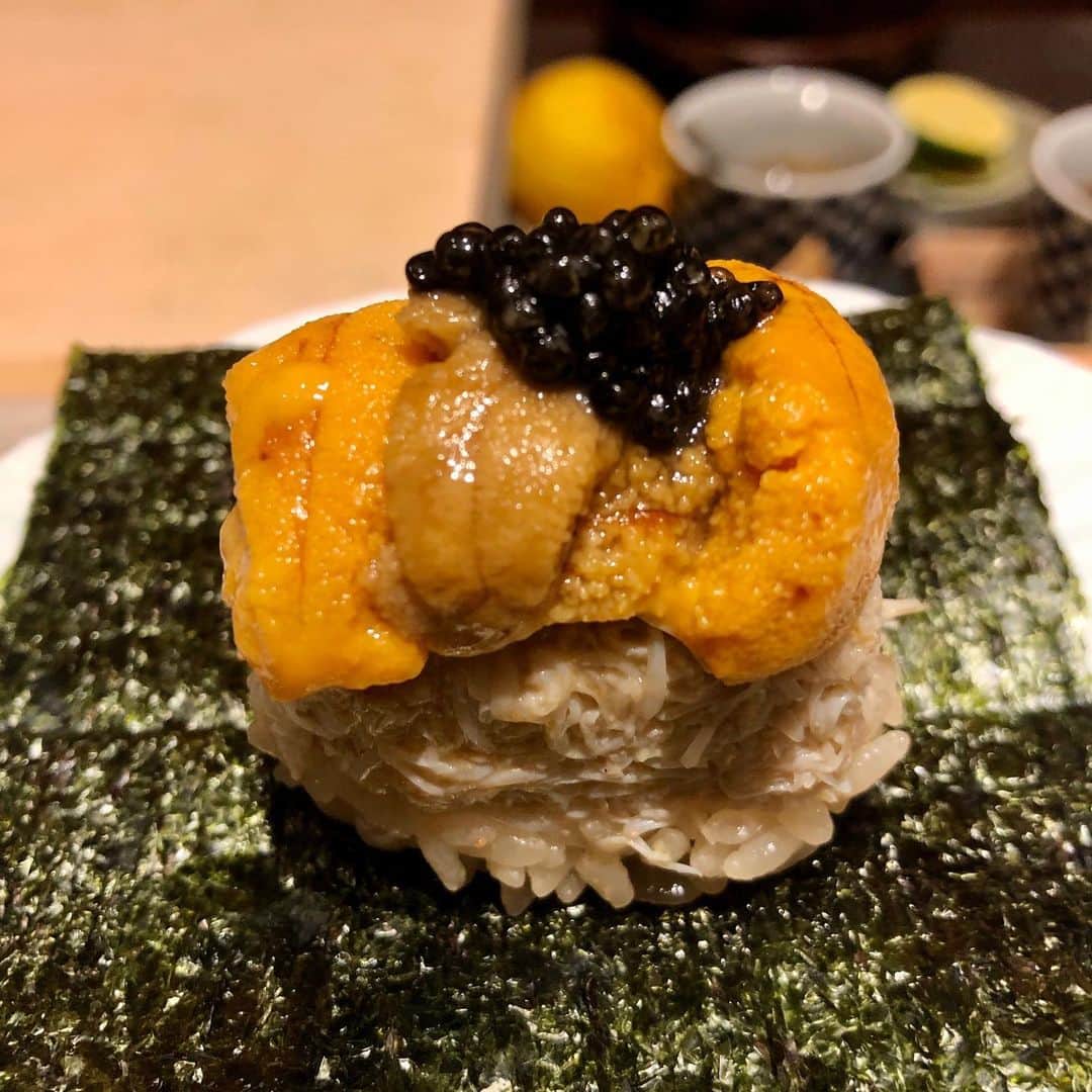 池田有希子のインスタグラム：「最高に美味しく贅沢なランチをいただく機会に恵まれまして、食べながら己の知能指数が最低点をマークしました！ シャリと毛蟹とウニと静岡キャビアの「港区巻き」、虎フグの白子、シャリの鮑と肝とウニまみれ、シャリのあん肝ペーストまみれの「プリン巻き」、鳥貝、赤身、あなご、〆の太巻き、運が良くなる尾崎大将シール！写真に撮り忘れたネタも沢山！私はポン酢で食べる生ワカメが美味し過ぎておかわりしました😊  モーリーはダメになっちゃうと手の親指を握っちゃったり小指がちょっと立っちゃうんですが、見事ダメになっちゃいました🤣  美味しかったー！！六本木「由う」様、大将の尾崎淳様、最高のホスピタリティをありがとうございました🙏  #プリン巻き　#由う　#sushi #roppongi」