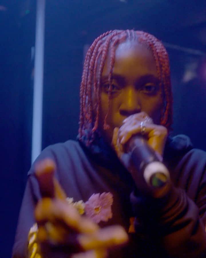 マックキュー アレキサンダー・マックイーンのインスタグラム：「South London rapper @flohio_ ‘s explosive performance lit up the stage at our virtual party for the launch of FOAM, in collaboration with @boilerroomtv .」