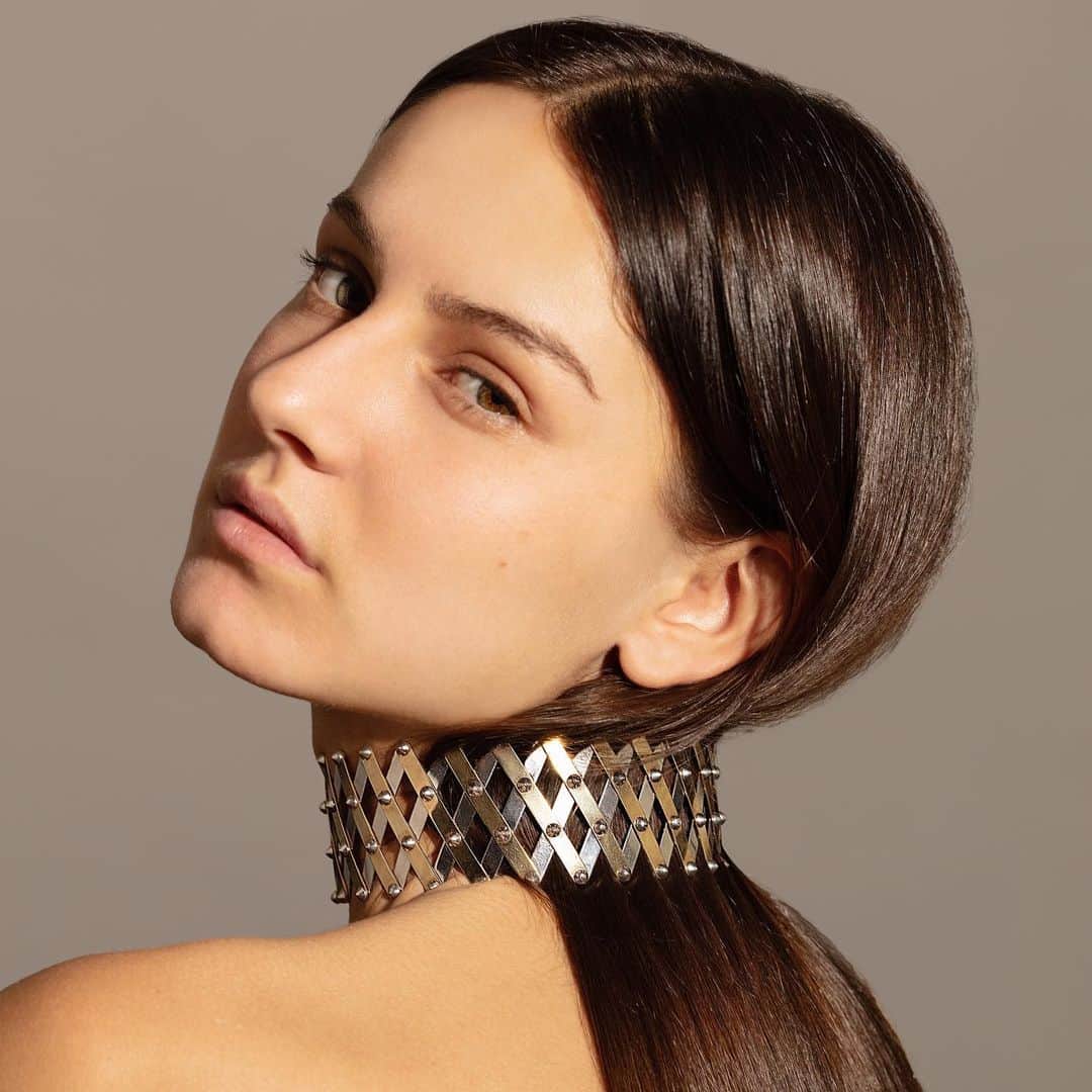 デルフィナデレトレズのインスタグラム：「Delfina’s most iconic necklace ‘Detaille Unique’ is back !  Adjustable silver and gold plated chocker featuring studded spikes and a mechanism that allows the necklace to expand into different sizes  #delfinadelettrez  #detailleunique」