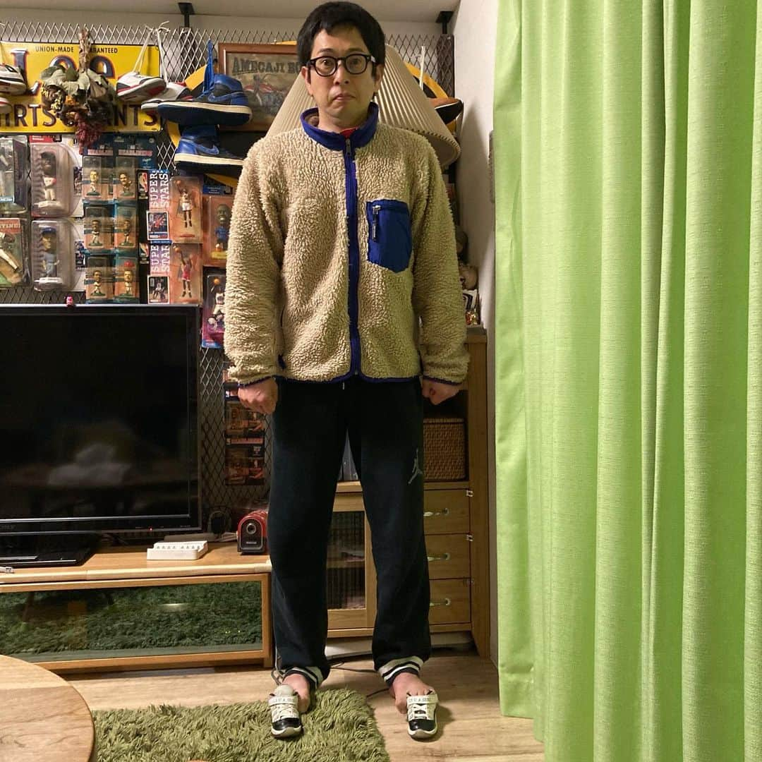 亘健太郎さんのインスタグラム写真 - (亘健太郎Instagram)「エアジョーダン6を買うためのデジタルドレスコードは着用画像じゃなきゃダメらしい…。これでいいのか…？当たるのか？当たれ〜‼︎﻿これでもダメならしょうがあるまい…。一応スウェットパンツもジョーダンね。よろしく‼︎ ﻿ #mitasneakers ﻿ #ms_ddc_20210213j﻿ #スニーカー同好会  #アメカジボーイズ ﻿ #amecajiboys ﻿ #アメカジ ﻿ #アメカジ散策 ﻿ #byボーイズ長 ﻿ 《告知》﻿ 「アメカジボーイズyoutube生配信」 ﻿ 日付: 2021年2月13日(土)23:00〜﻿ ﻿ こちらを↓↓↓↓↓↓↓をクリック‼︎﻿ ﻿ アメカジボーイズ リモートトークライブ 2021/2/13﻿ https://youtu.be/1LM9yIVMbYc﻿ ﻿ #フルーツポンチ亘　﻿ #パンクブーブー哲夫　﻿ #ニブンノゴ大川　﻿ #オリオンリーグ玉代勢　﻿ #LLR伊藤　﻿ #まんじろう米女　﻿ #素敵じゃないか吉野　﻿ #べこ﻿ ﻿ 【youtube】﻿ 「アメカジボーイズ」のyoutubeチャンネルを開設しました‼︎﻿ 毎週火曜、金曜日に《アメカジボーイズ》youtubeチャンネルで動画をアップしていきます‼︎是非、チャンネル登録お願い致します‼︎﻿ ﻿ https://www.youtube.com/channel/UCcEOJTJGZZ0hEruuMpxvqsw ﻿ ﻿ 【Facebook】﻿ 「アメカジボーイズ」のFacebookページもありますので是非チェックしてみてください‼︎ ﻿ ﻿ https://www.facebook.com/amecajiboys/」2月10日 22時00分 - watarikentaro