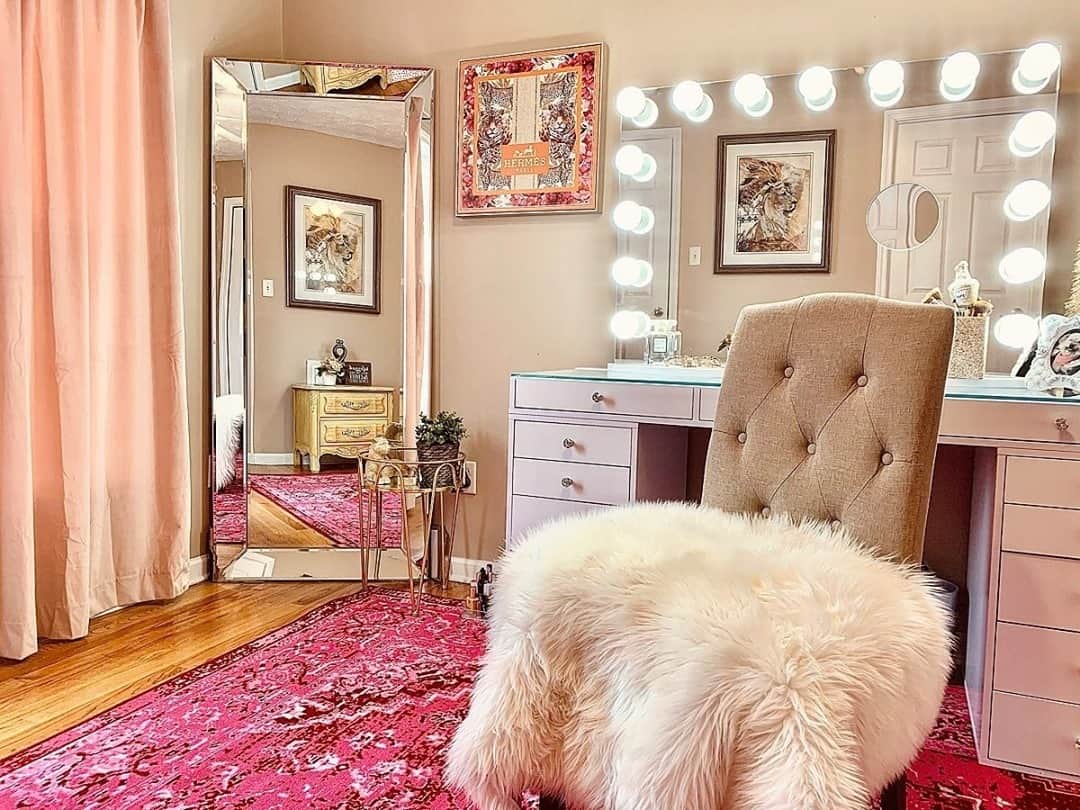 The Oliver Gal Artist Co.のインスタグラム：「Compliment your vanity decor with fashion pieces to inspire you ❣️ #olivergal⁠ @lorenas.loft」