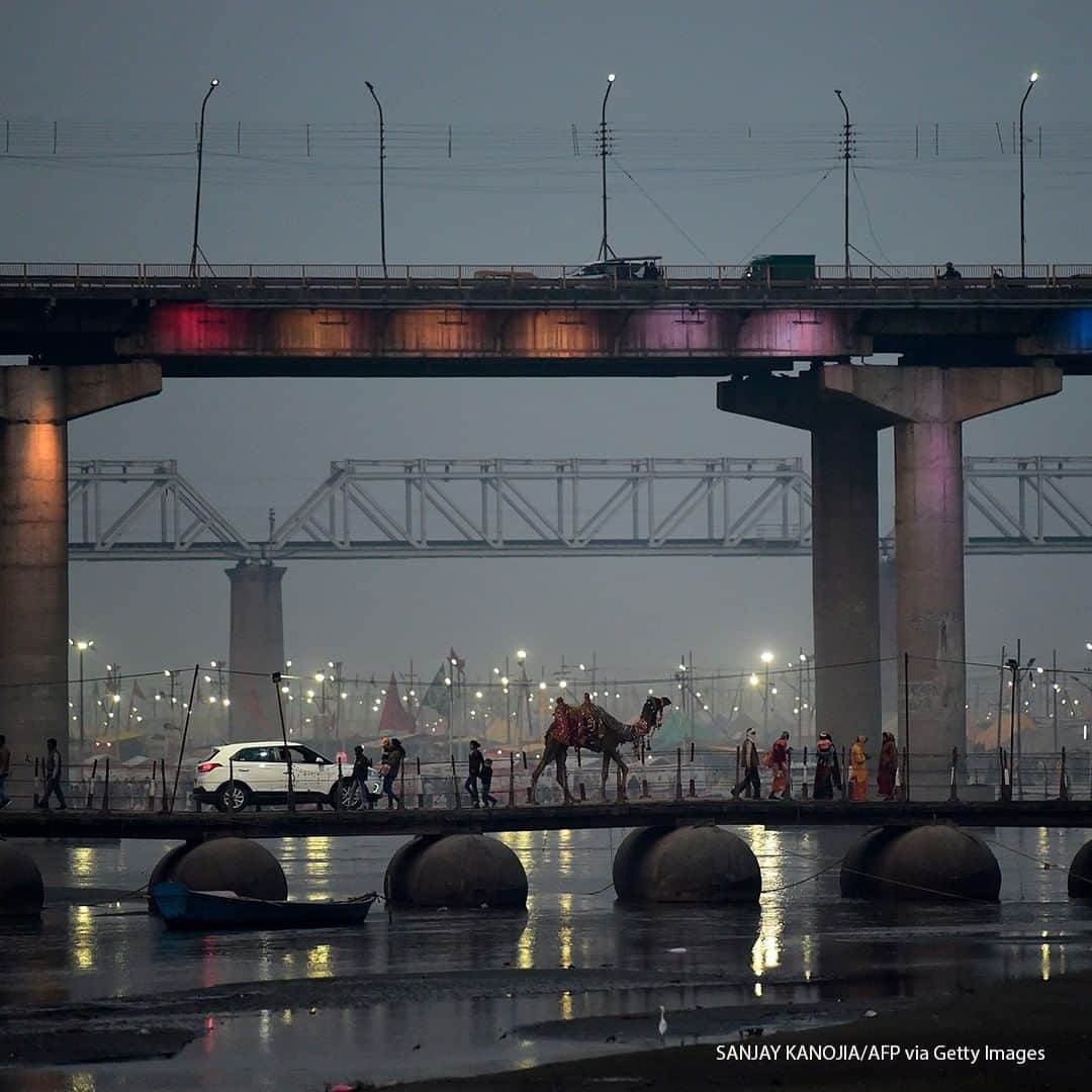 のインスタグラム：「Hindu devotees cross a pontoon bridge during the annual 'Magh Mela' in Allahabad. #india #religion」