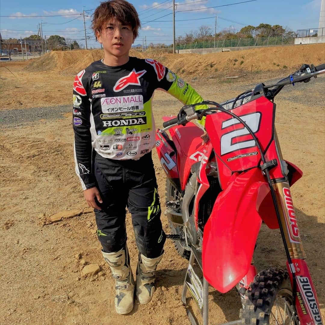 MOTUL Japanさんのインスタグラム写真 - (MOTUL JapanInstagram)「【Honda Dream Racing Bells】 . 昨年のJMX IA1チャンピオン山本鯨選手も所属するHonda Dream Racing Bells。 . ライダー達も冬場のトレーニングを欠かしません。 . 写真はトレーニング中の一コマ、Honda Dream Racing Bellsの大城魁之輔選手!!! 今年の活躍も楽しみ!! . もちろん使っているオイルはMotul!! CRFシリーズとMotulのオイルの相性もバッチリです。 . @kai02nosuke  #Motul #MotulJapan #PoweredByMotul #hondadreamracingbells #hondadreamracing #bellsracing #大城魁之輔 選手 #motocross #mx #offroad #motul300v #300vfactoryline #300v #crf250r #crf250 #crf250l #crf250rally #モトクロス #モトクロッサー #オフロード #オフロード好きな人と繋がりたい #モトクロス好きな人と繋がりたい #モータースポーツ好きな人と繋がりたい #レース好きな人と繋がりたい #バイク好きな人と繋がりたい #オートバイ好きな人と繋がりたい #モーターサイクル #高性能オイル #オイル交換」2月10日 22時00分 - motuljapan