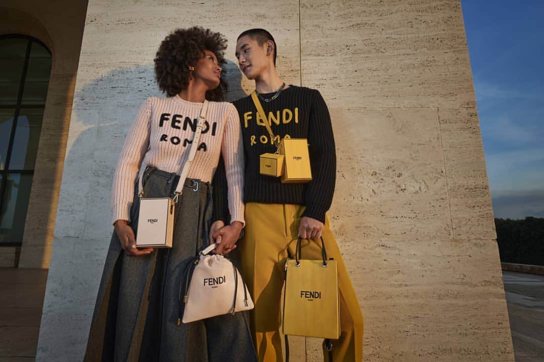 Fendiさんのインスタグラム写真 - (FendiInstagram)「LOVE IS LOVE  Valentine’s Day countdown. There’s still time to find the perfect present – tap the link in bio to explore our selection of bags, ready to wear, and accessories brimming with luxury and romance. #Fendi」2月10日 22時01分 - fendi